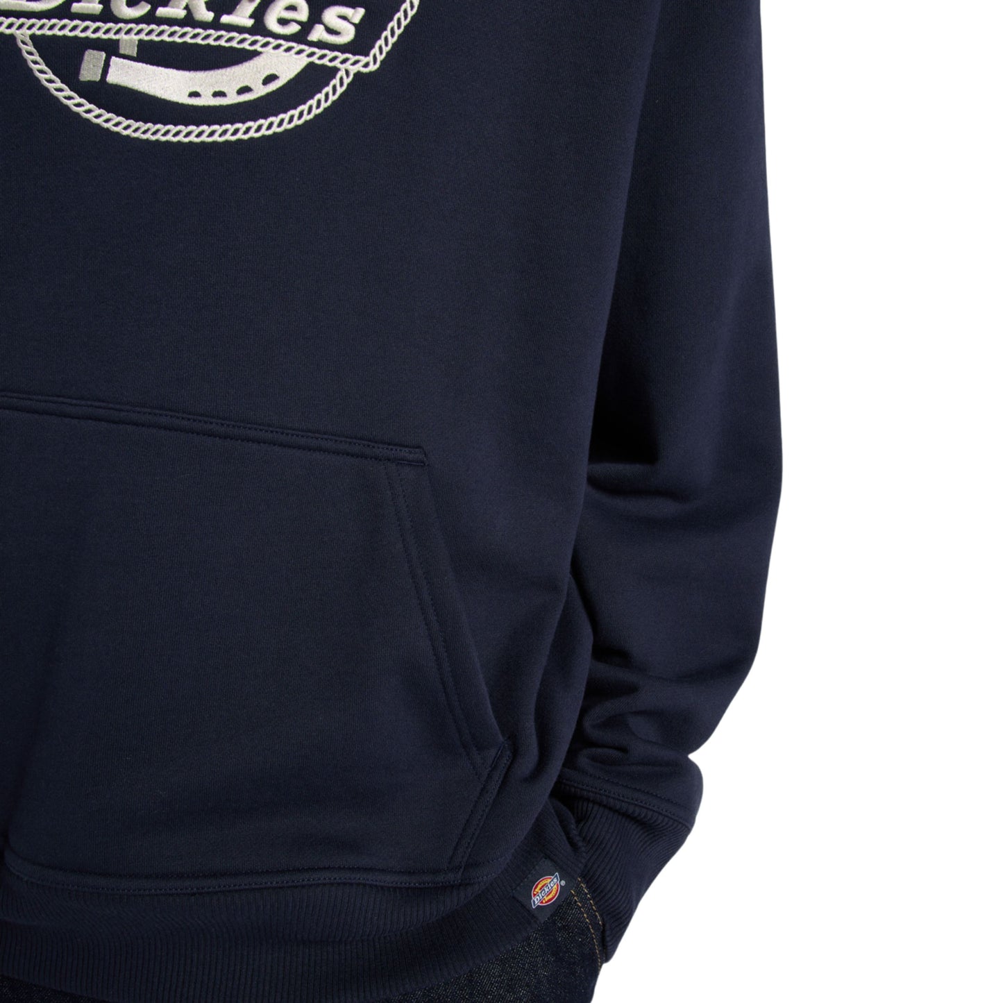 Sweat com carapuço para homem Dickies Forth Shaw em Night Sky. Foto de detalhe da pequena etiqueta na parte inferior frontal.