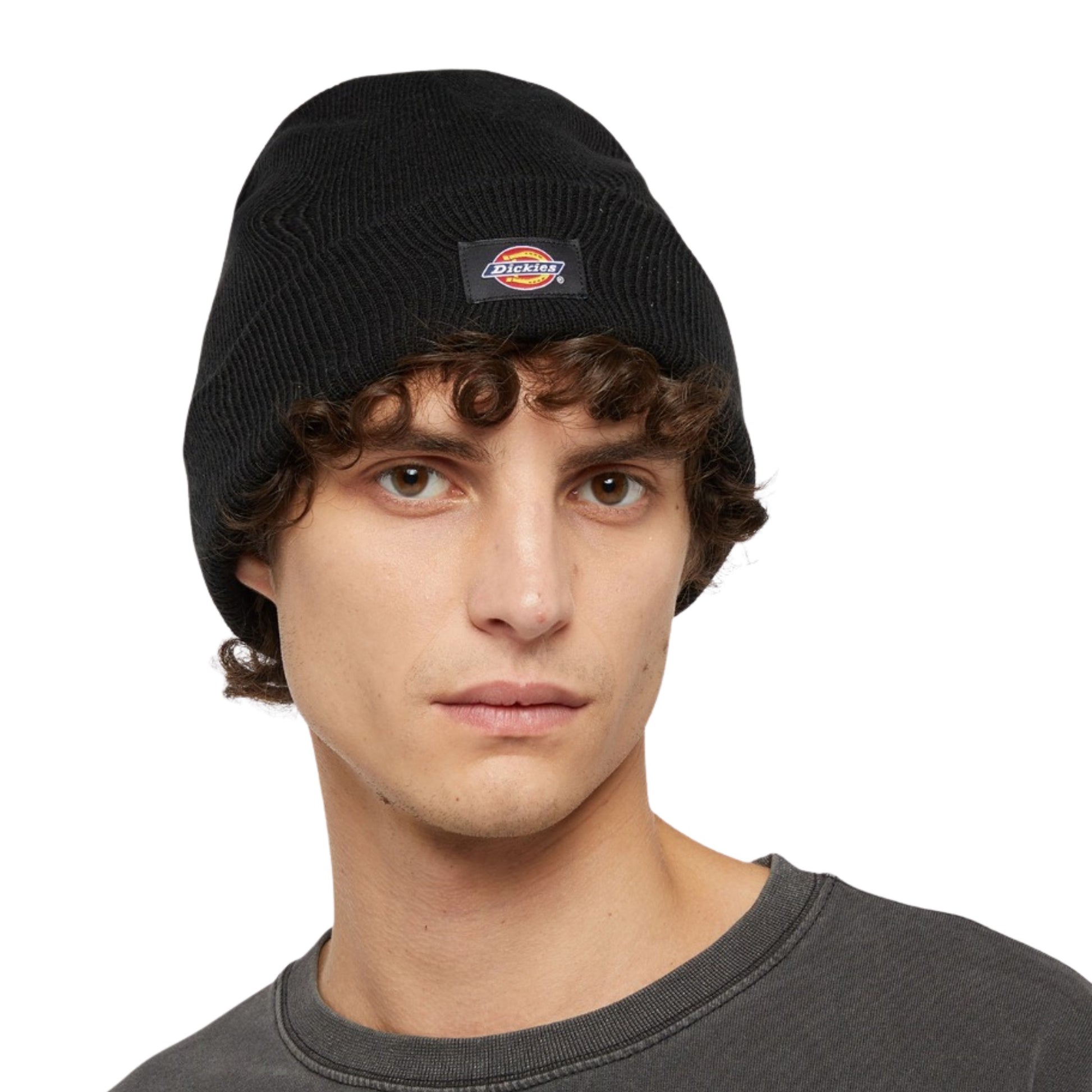 Gorro unissexo Dickies Gibsland em Preto. Foto na cabeça de modelo.
