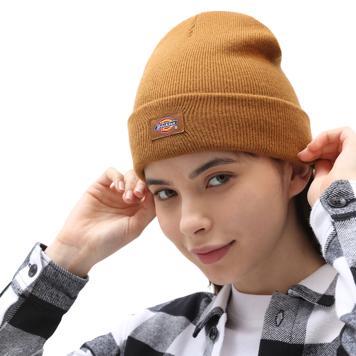 Gorro unissexo Dickies Gibsland em Castanho Duck. Foto na cabeça de modelo.