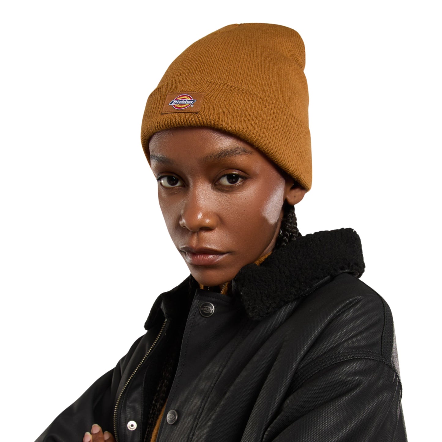 Gorro unissexo Dickies Gibsland em Castanho Duck. Foto na cabeça de modelo.