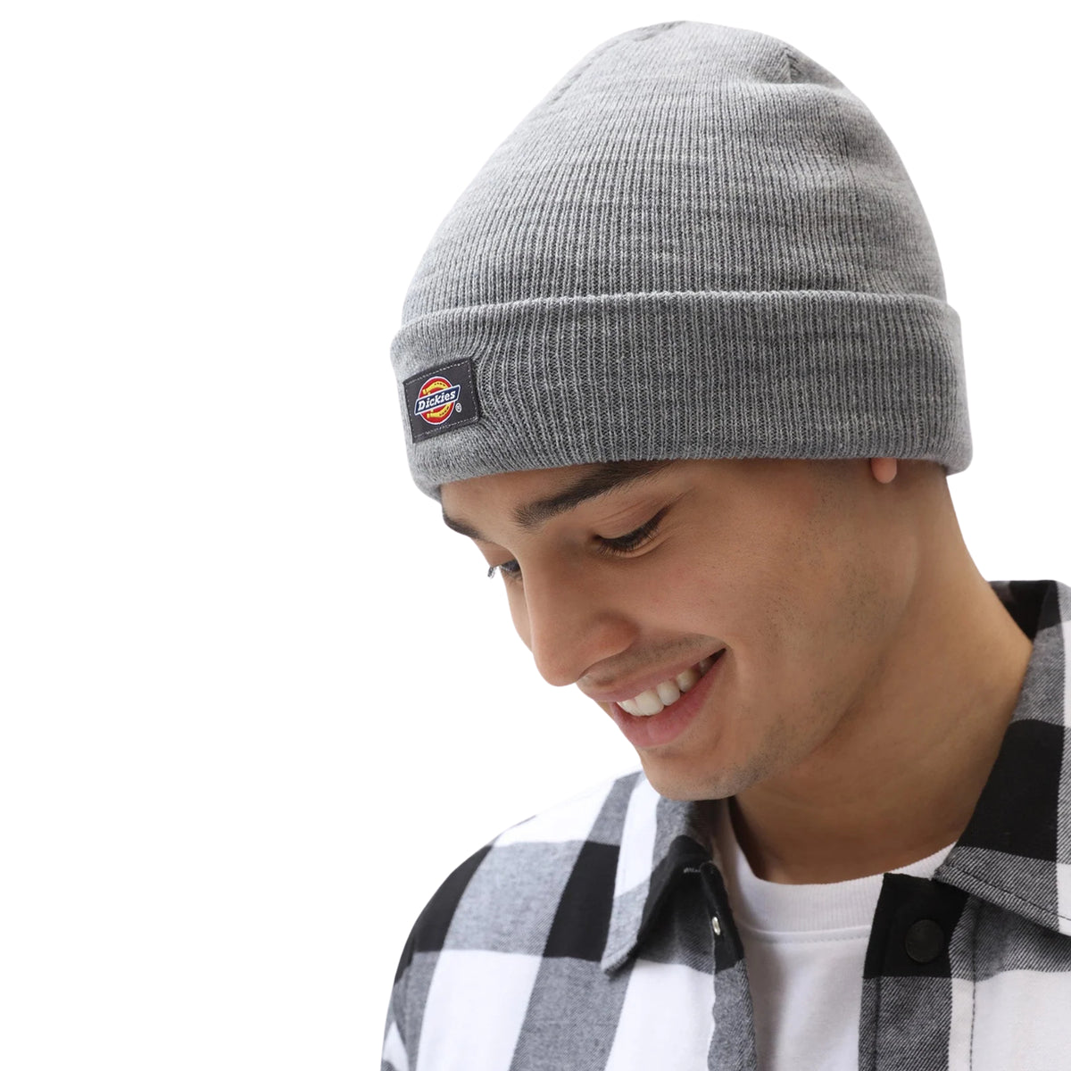 Gorro Dickies Gibsland Grey Melange usado por modelo, com dobra e etiqueta Dickies na frente.