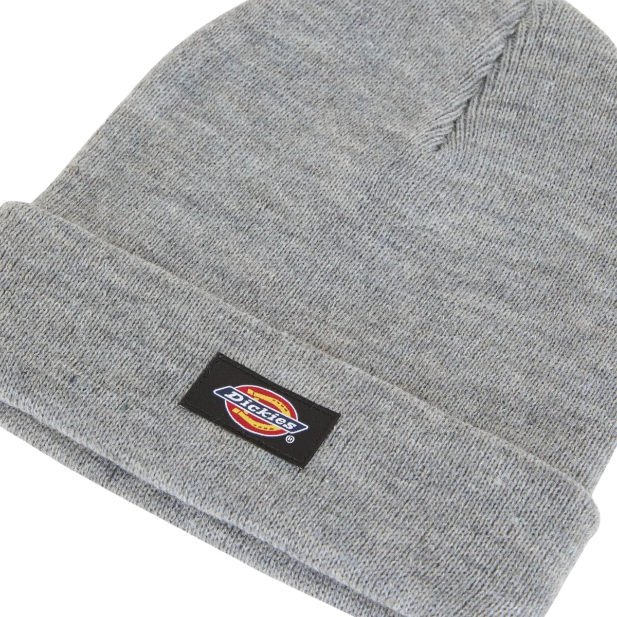 Pormenor da malha cinzenta mesclada e da etiqueta Dickies cosida na dobra do gorro Gibsland.