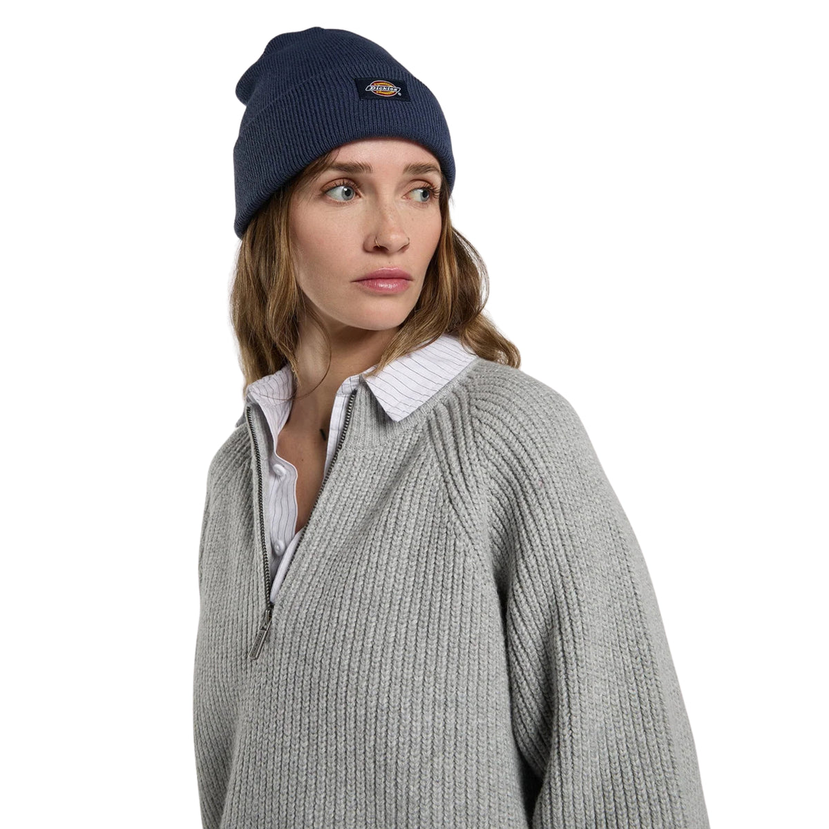 Gorro Dickies Gibsland Navy Blue usado por modelo, com dobra e etiqueta Dickies na frente.