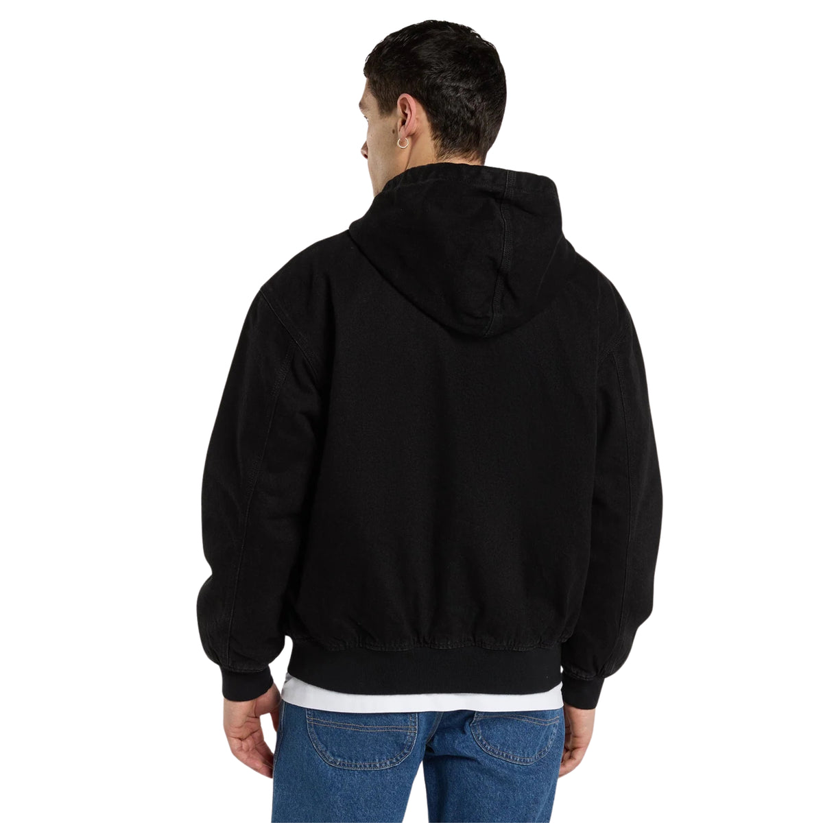 Vista de costas do casaco Dickies Hilham preto vestido por modelo, com capuz pousado e bainha canelada.