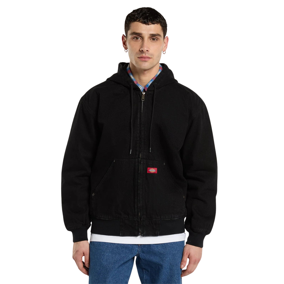 Casaco bomber Dickies Hilham em ganga preta vestido por modelo de frente, com capuz, fecho de correr e etiqueta vermelha.
