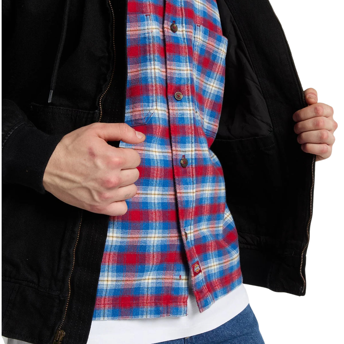 Casaco Dickies Hilham preto aberto por modelo, mostrando o forro escuro acolchoado em losangos.