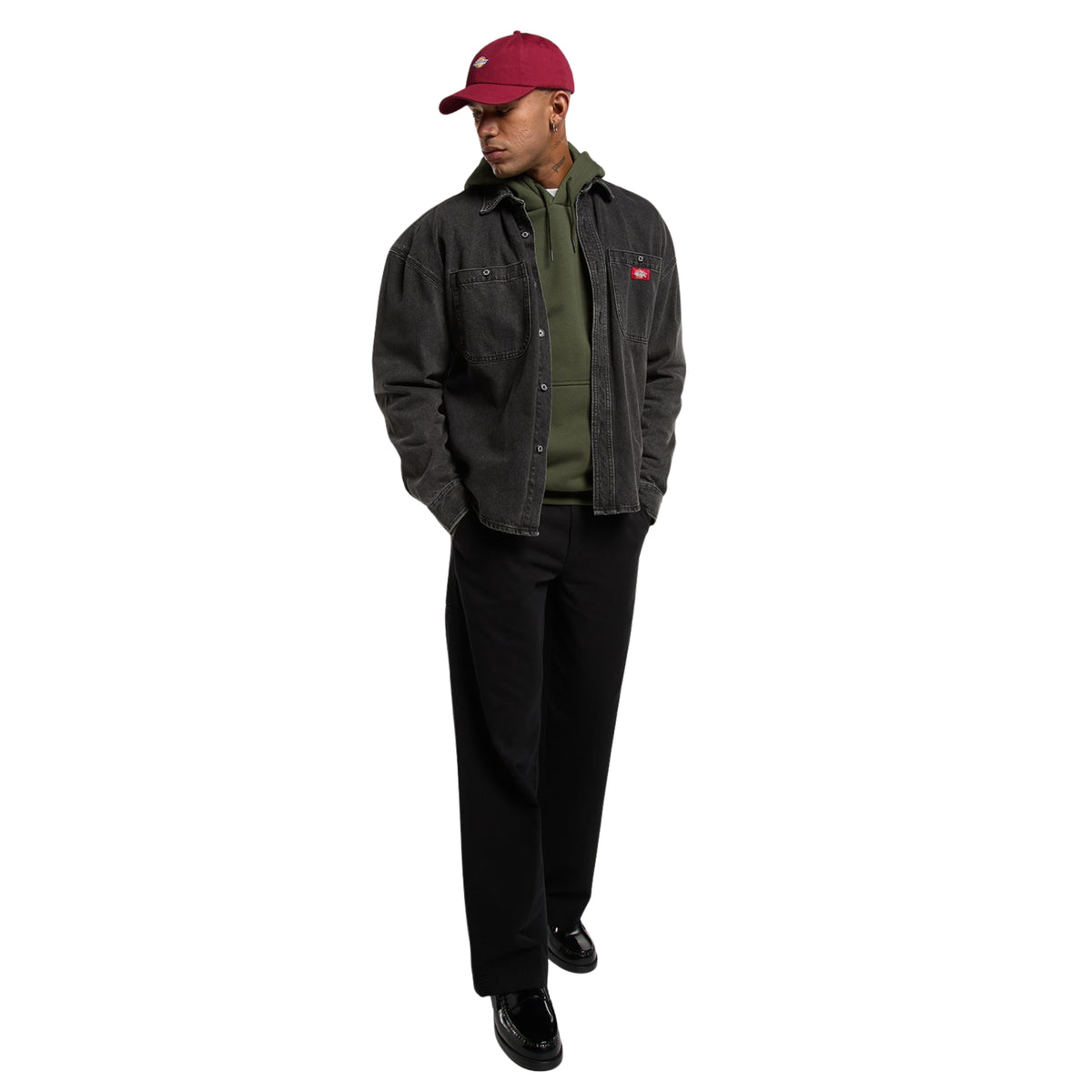 Sweat com carapuço para homem Dickies Oakport em Deep Depths — vista de corpo inteiro, usada por baixo de um casaco escuro Dickies e com calças pretas.