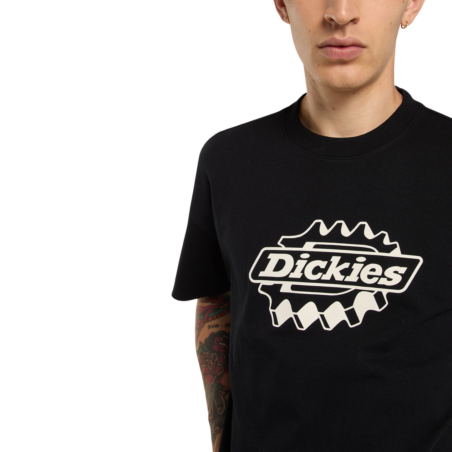 T-Shirt de manga curta para homem Dickies Irondale em Preto. Foto de detalhe da parte da frente, vestida.