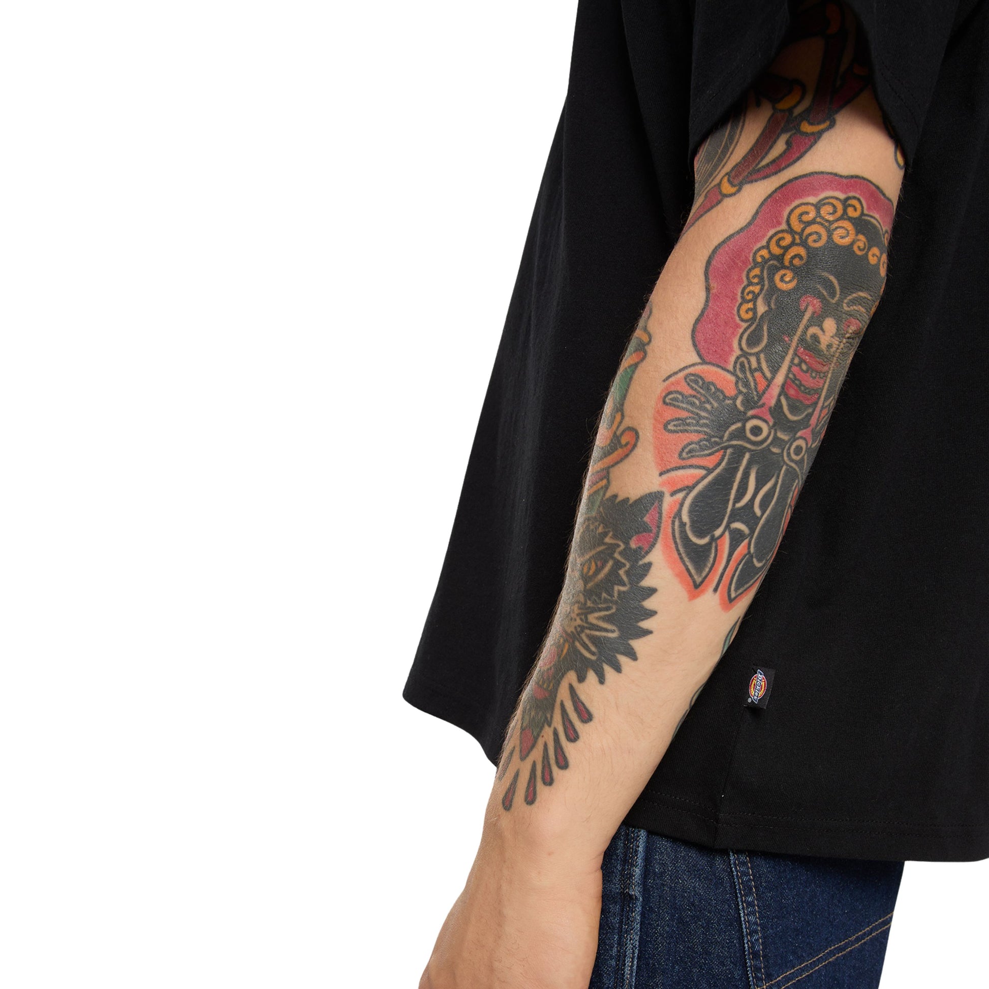 T-Shirt de manga curta para homem Dickies Irondale em Preto. Foto de detalhe da lateral, vestida.