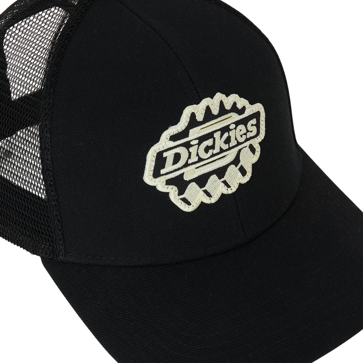 Boné unissexo Dickies Irondale Trucker em Preto. Foto de detalhe da frente.