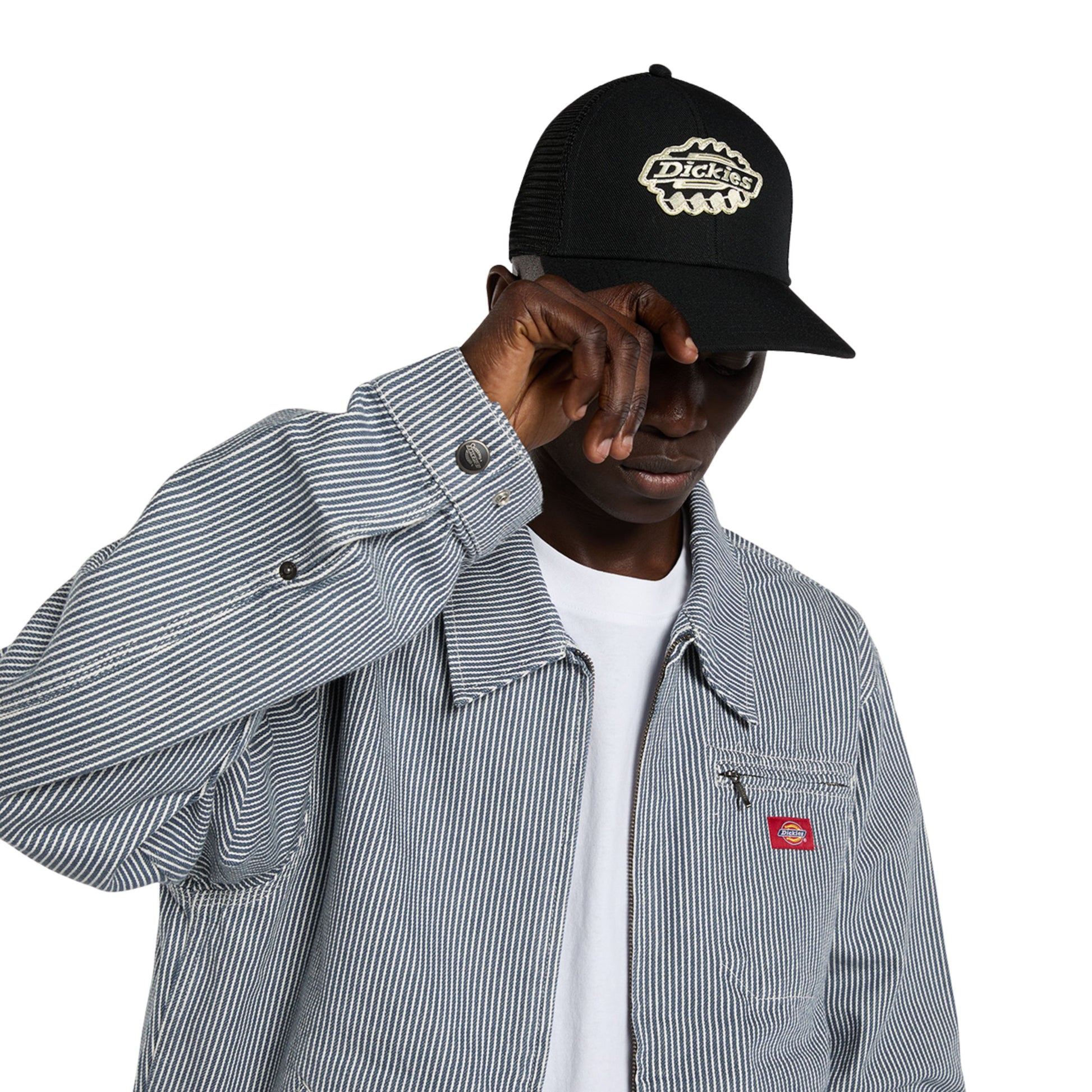 Boné unissexo Dickies Irondale Trucker em Preto. Foto do boné na cabeça.