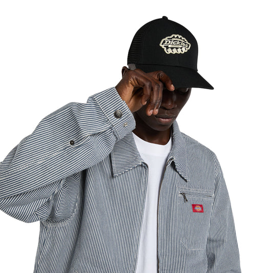 Boné unissexo Dickies Irondale Trucker em Preto. Foto do boné na cabeça.