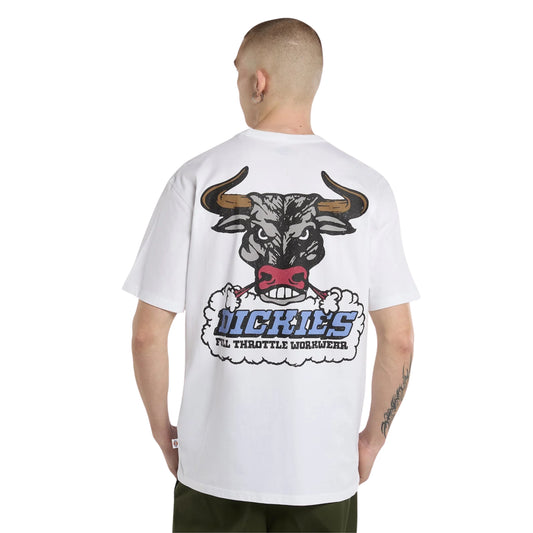 T-shirt de manga curta Dickies Lakeridge em Branco — modelo de costas, t-shirt branca de corte relaxed, grande estampado Full Throttle Workwear com cabeça de touro, lettering Dickies azul e detalhes gráficos castanhos e vermelhos, calças cargo verde-escuras, fundo branco.