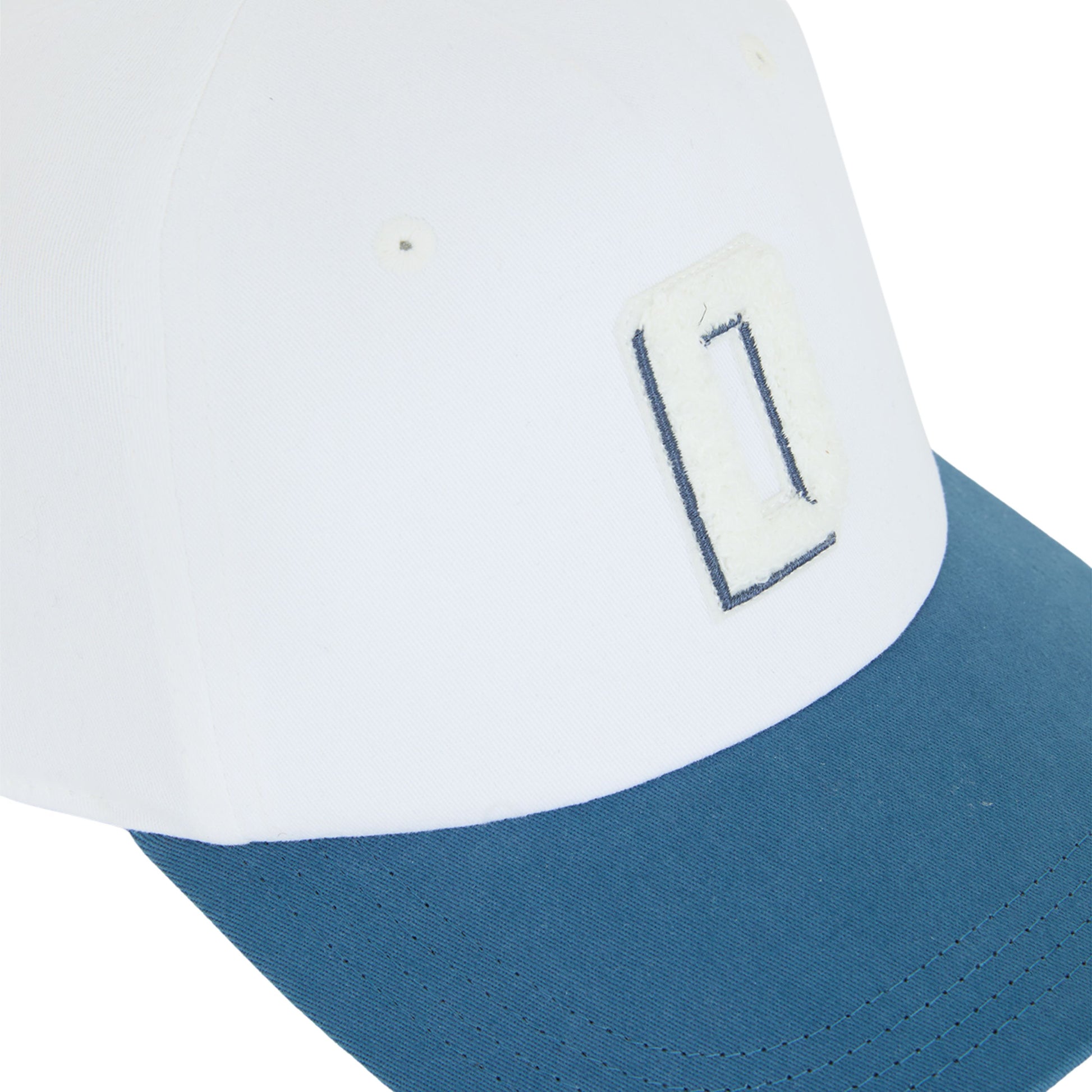 Boné unissexo Dickies Latty Dad em Egret. Foto de detalhe da parte da frente.