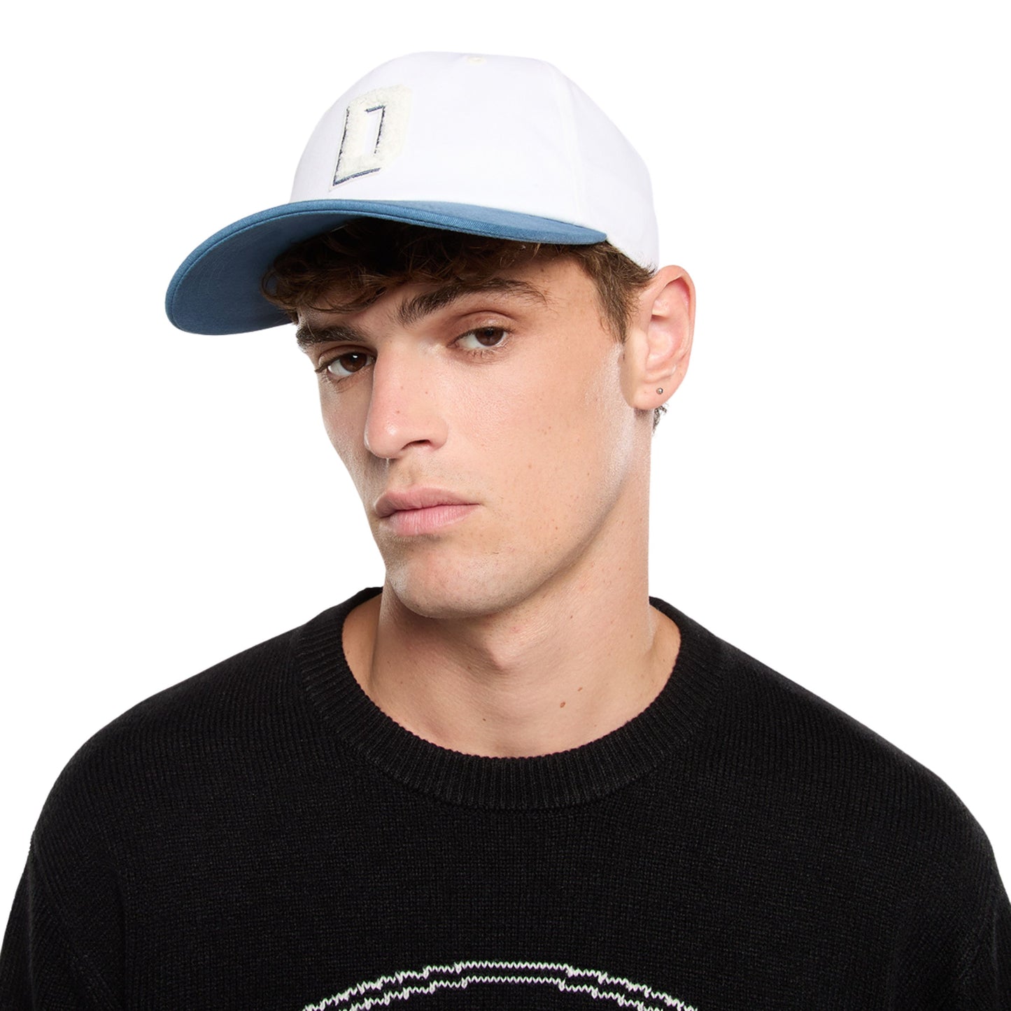 Boné unissexo Dickies Latty Dad em Egret. Foto do boné na cabeça.