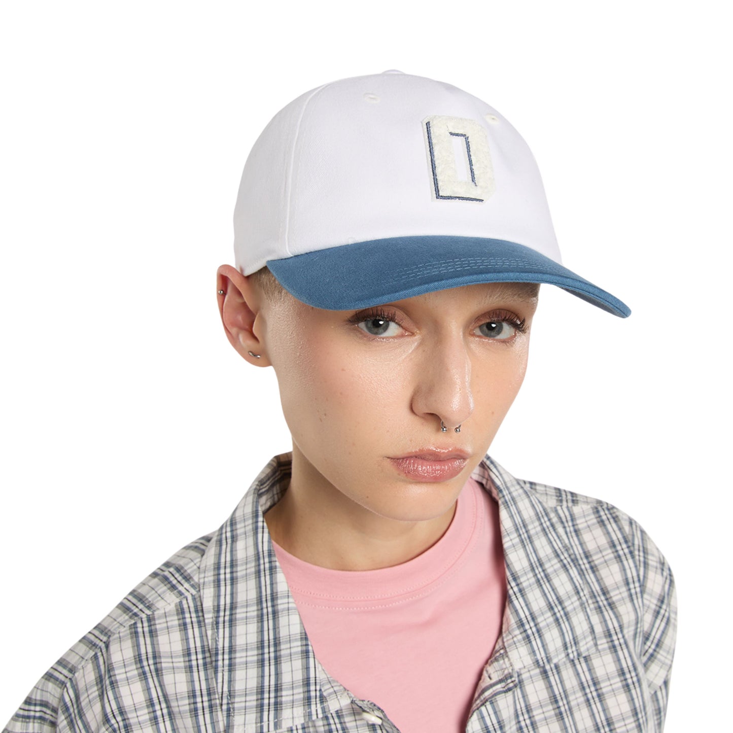 Boné unissexo Dickies Latty Dad em Egret. Foto do boné na cabeça.