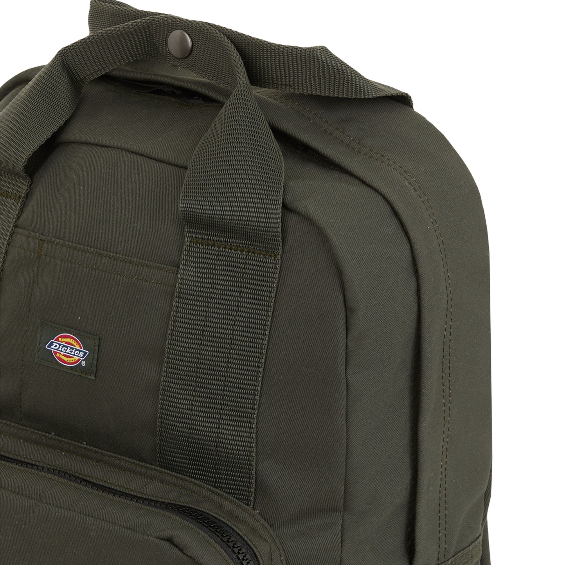 Mochila unissexo Dickies Lisbon em Olive. Foto de detalhe da parte da frente.