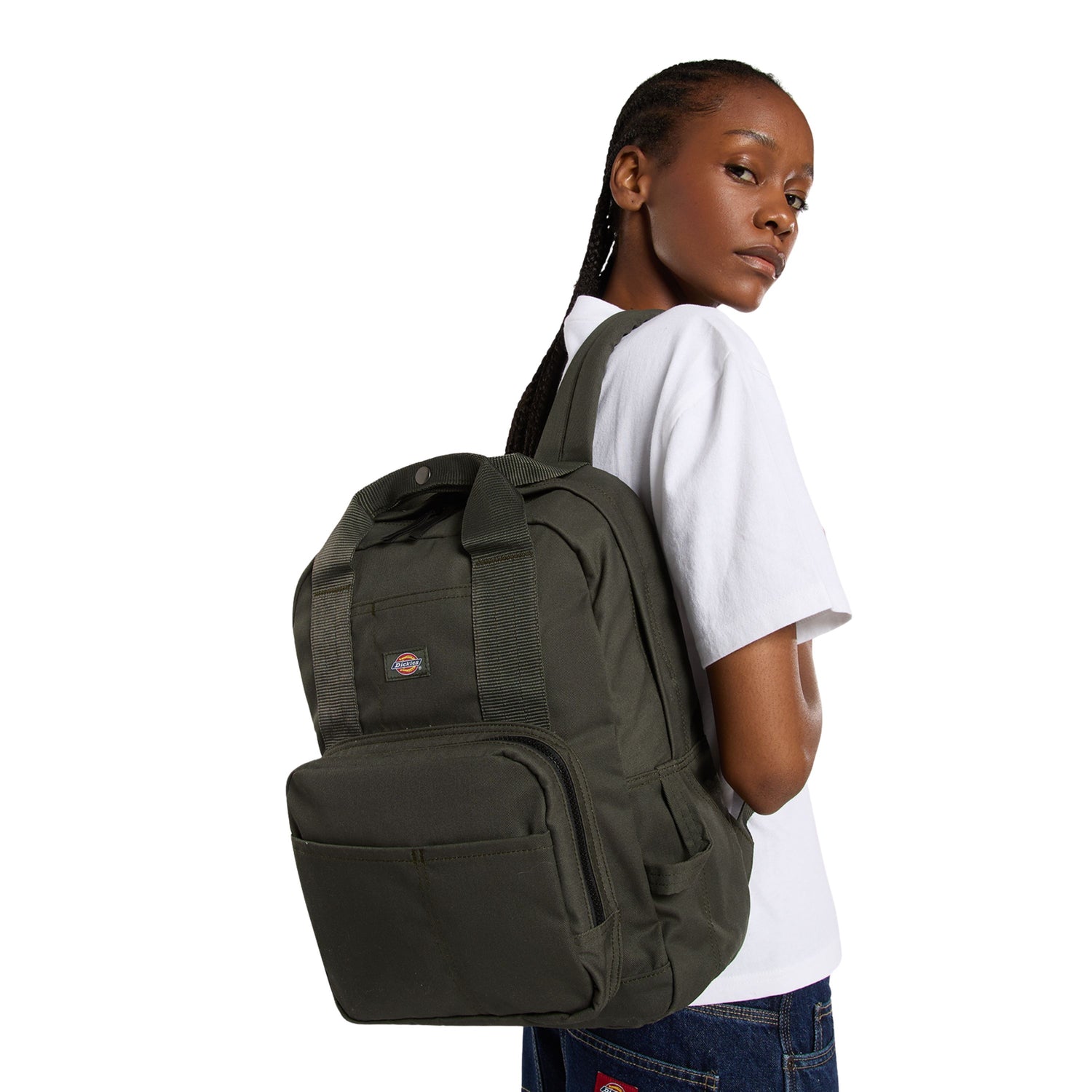 Mochila unissexo Dickies Lisbon em Olive. Foto da mochila nas costas.