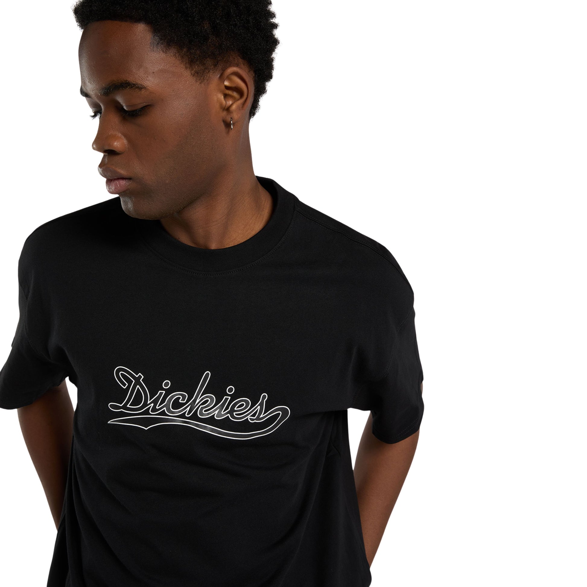 T-Shirt de manga curta para homem Dickies Loose Wave em Preto. Foto de detalhe da parte da frente, vestida.