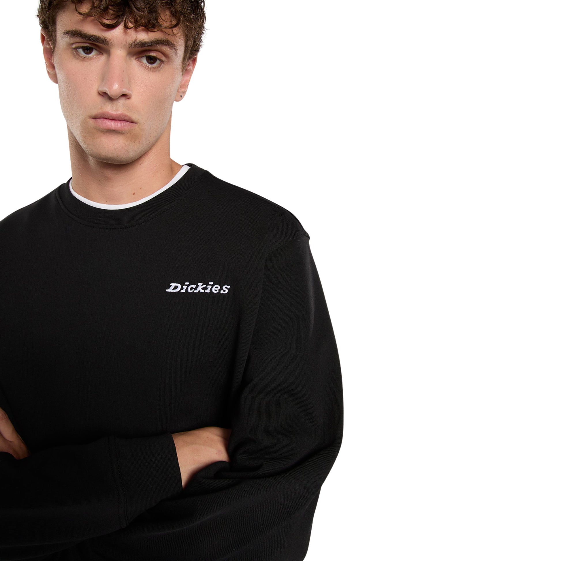 Sweat para homem Dickies Loretto Crew em Preto. Foto de detalhe da parte da frente, vestida.