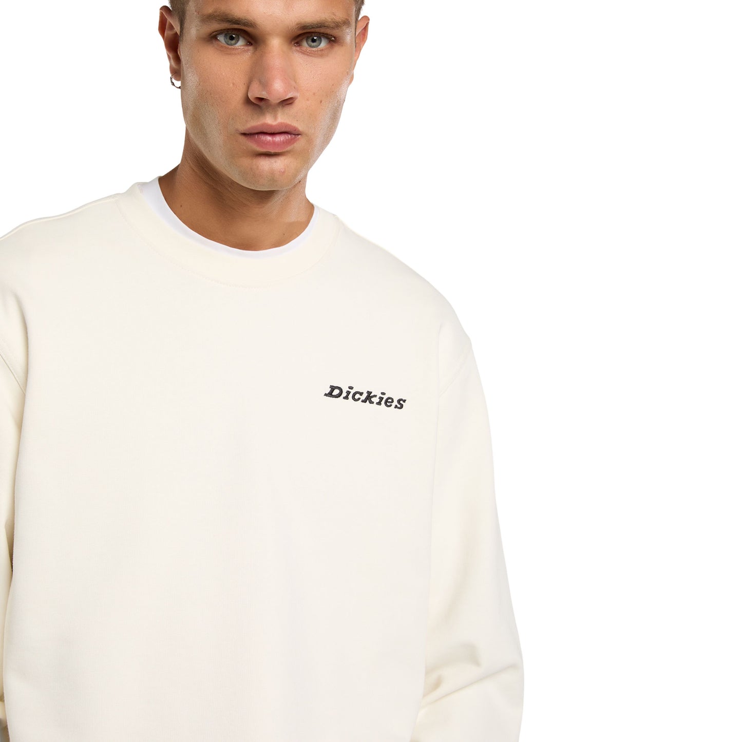Sweat para homem Dickies Loretto Crew em Ecru. Fotos de detalhe da parte da frente, vestida.