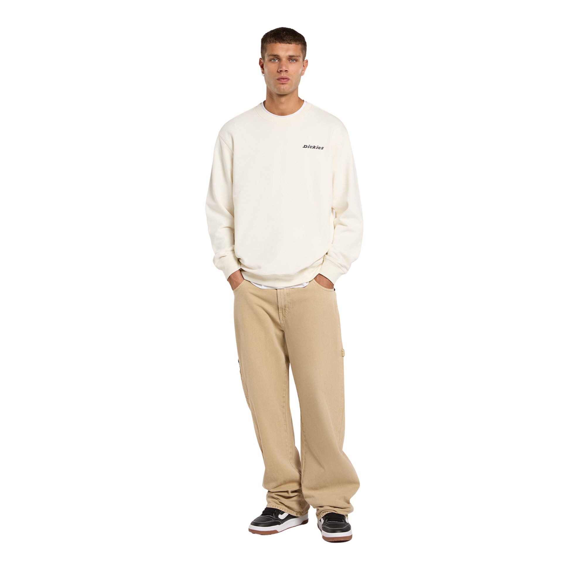 Sweat para homem Dickies Loretto Crew em Ecru. Fotos da parte da frente, vestida.