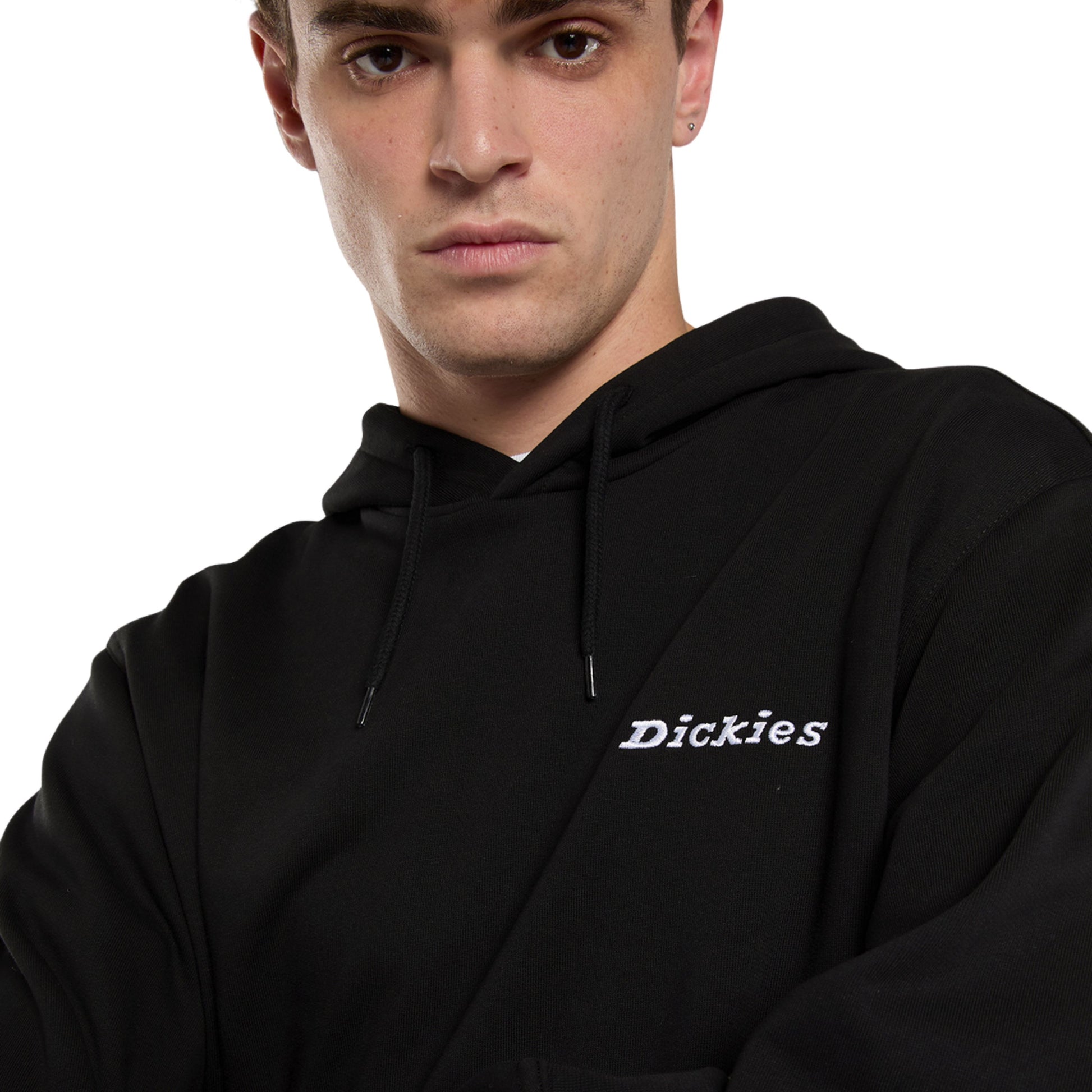 Sweat com carapuço para homem Dickies Loretto em Preto. Foto de detalhe da parte da frente, vestida.