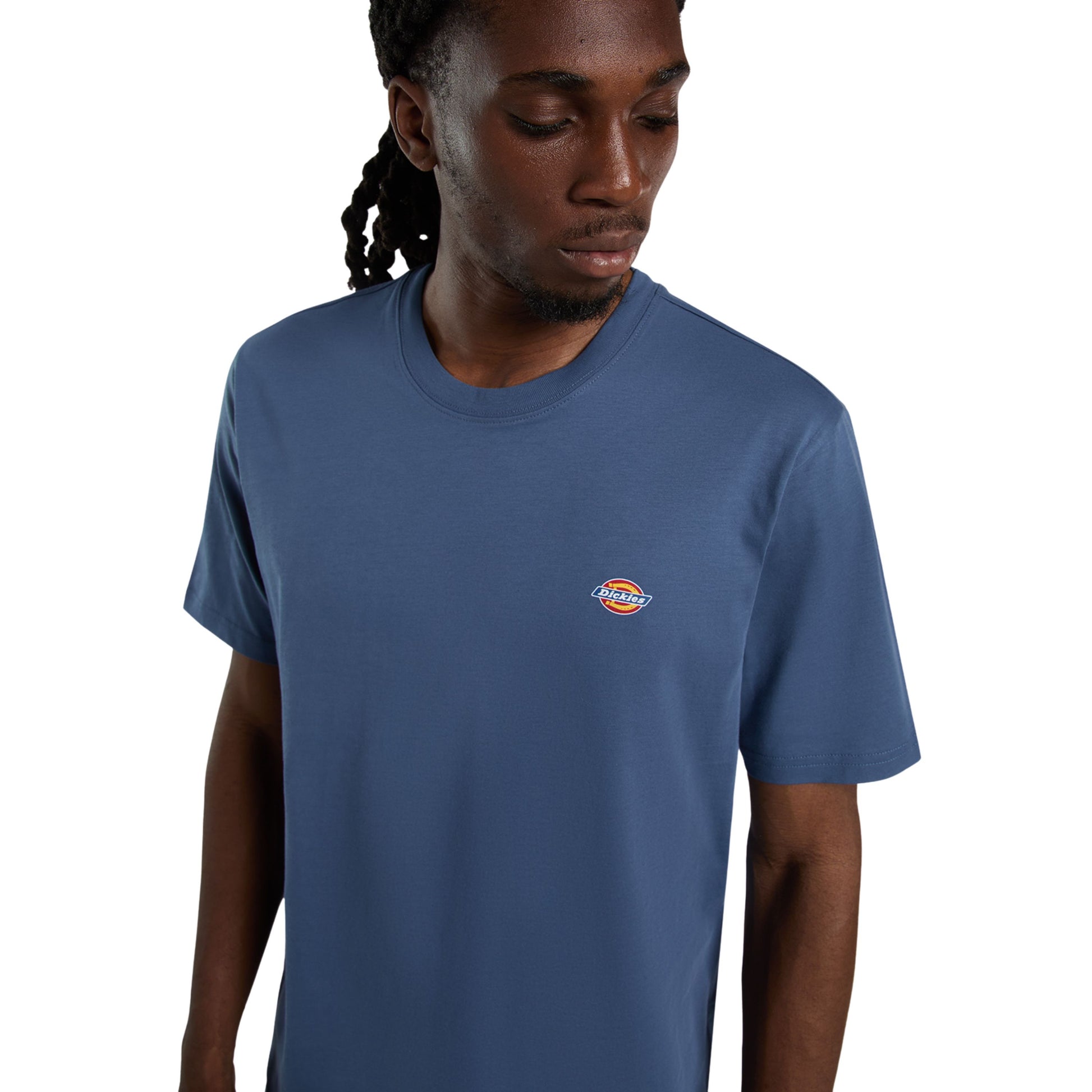 T-Shirt de manga curta para homem Dickies Mapleton em Retro Indigo. Foto de detalhe da parte da frente, vestida.