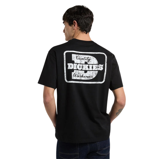 T-shirt de manga curta Dickies Minden em Preto — modelo de costas, t-shirt preta de corte relaxed, grande estampado Quality Dickies Workwear em branco com textura desgastada e moldura retangular, jeans azul-escuro, fundo branco.