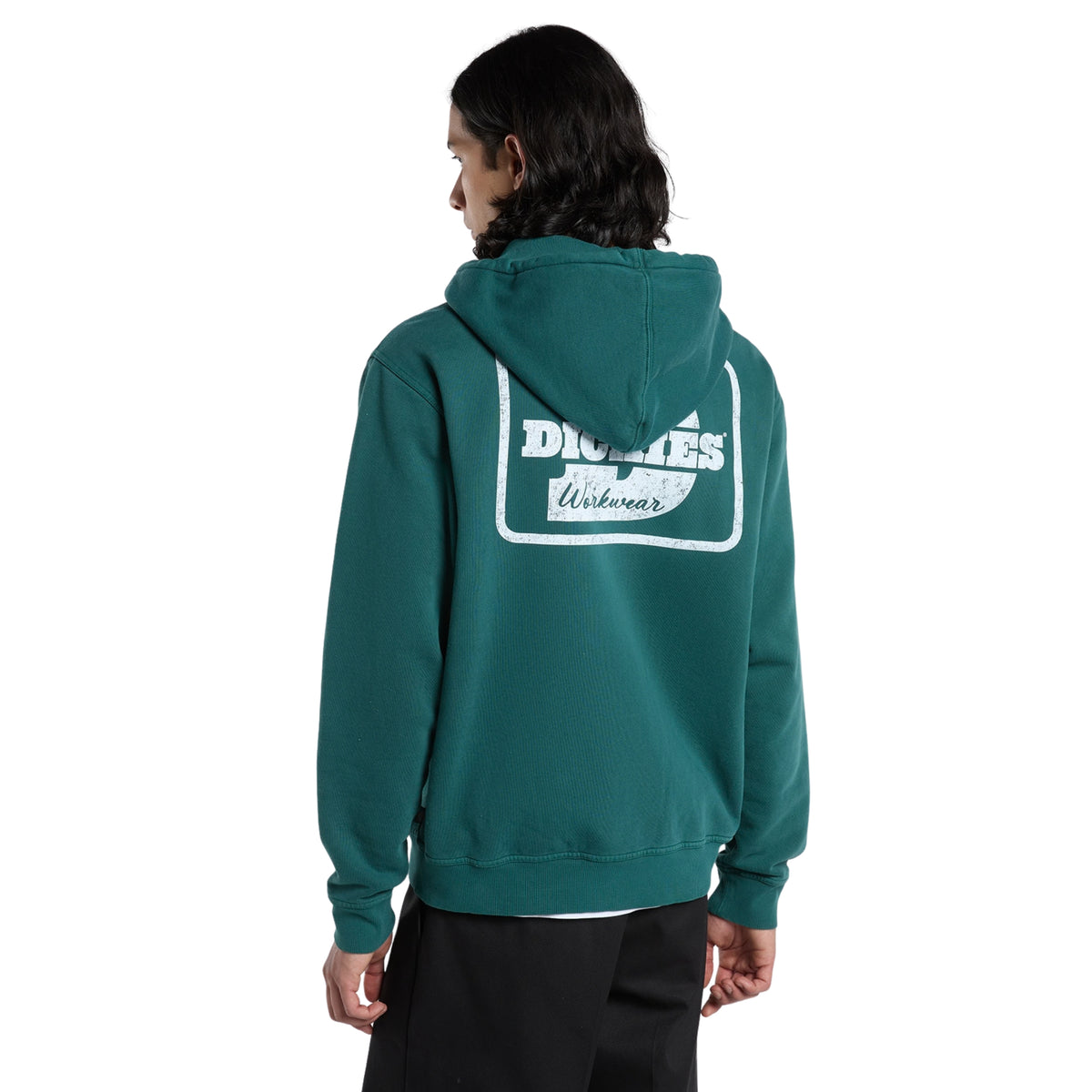 Sweat Dickies Minden em Verde Escuro, vista de costas a três quartos no modelo, com carapuço descido e grande estampado branco Dickies Quality Workwear nas costas.