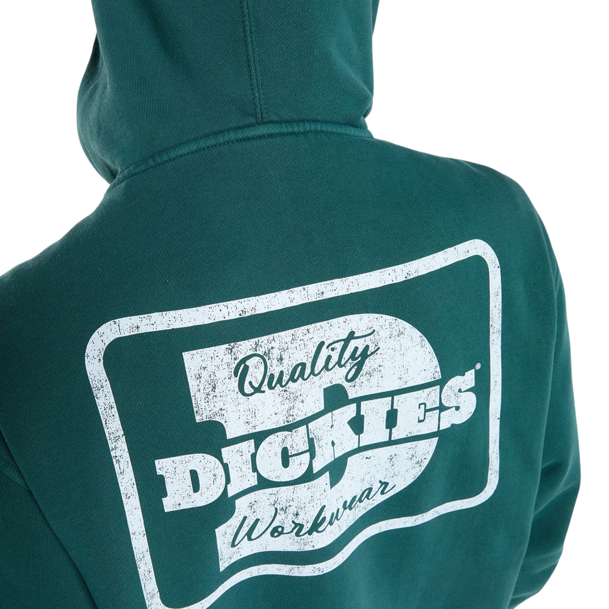 Sweat Dickies Minden em Verde Escuro, close-up das costas com carapuço levantado e grande estampado branco Dickies Quality Workwear, de efeito desgastado, dentro de uma moldura retangular.