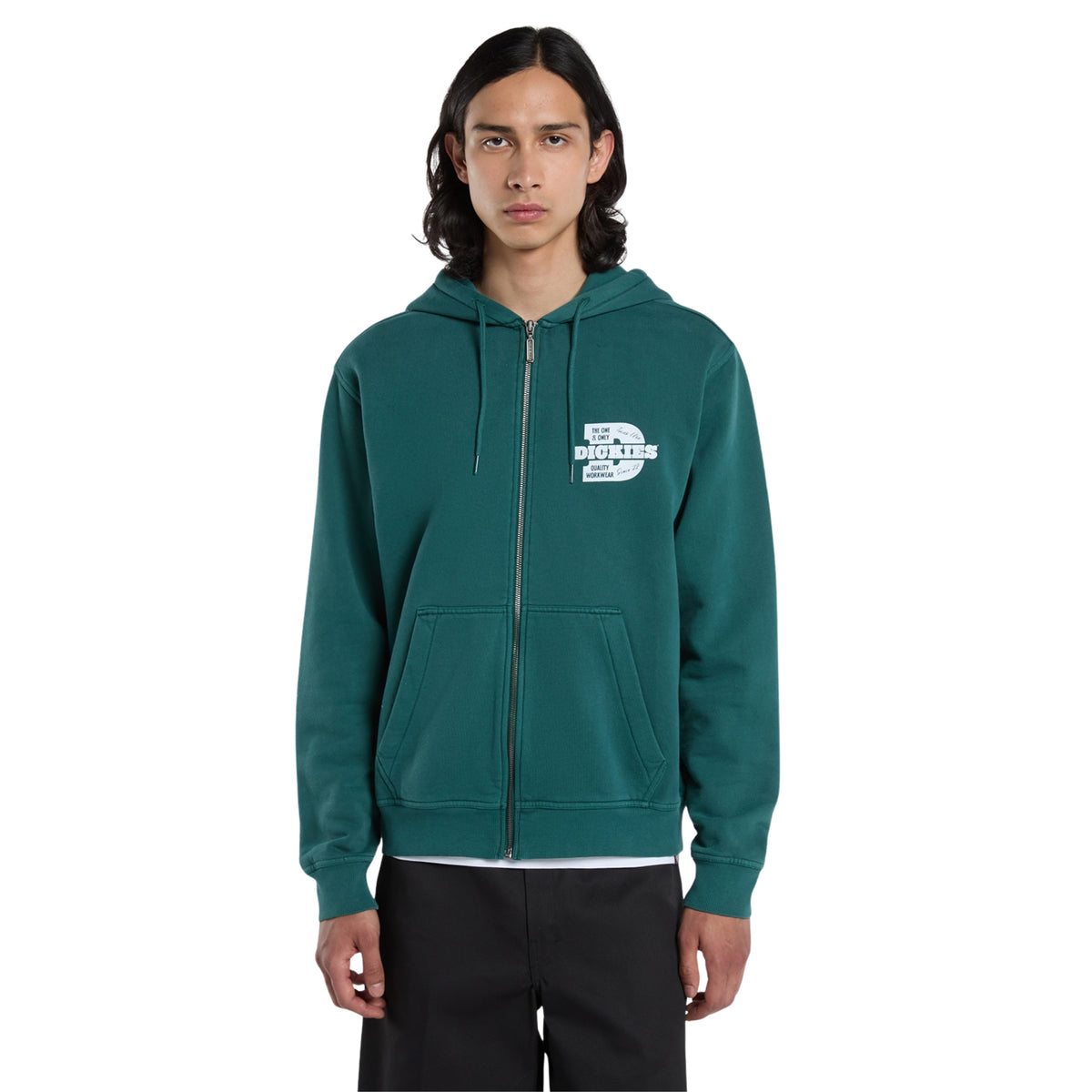 Sweat Dickies Minden em Verde Escuro, vista frontal em plano médio no modelo, com fecho de correr fechado, carapuço com cordões, bolsos frontais e pequeno grafismo branco no peito esquerdo.