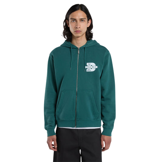 Sweat Dickies Minden em Verde Escuro, vista frontal em plano médio no modelo, com fecho de correr fechado, carapuço com cordões, bolsos frontais e pequeno grafismo branco no peito esquerdo.