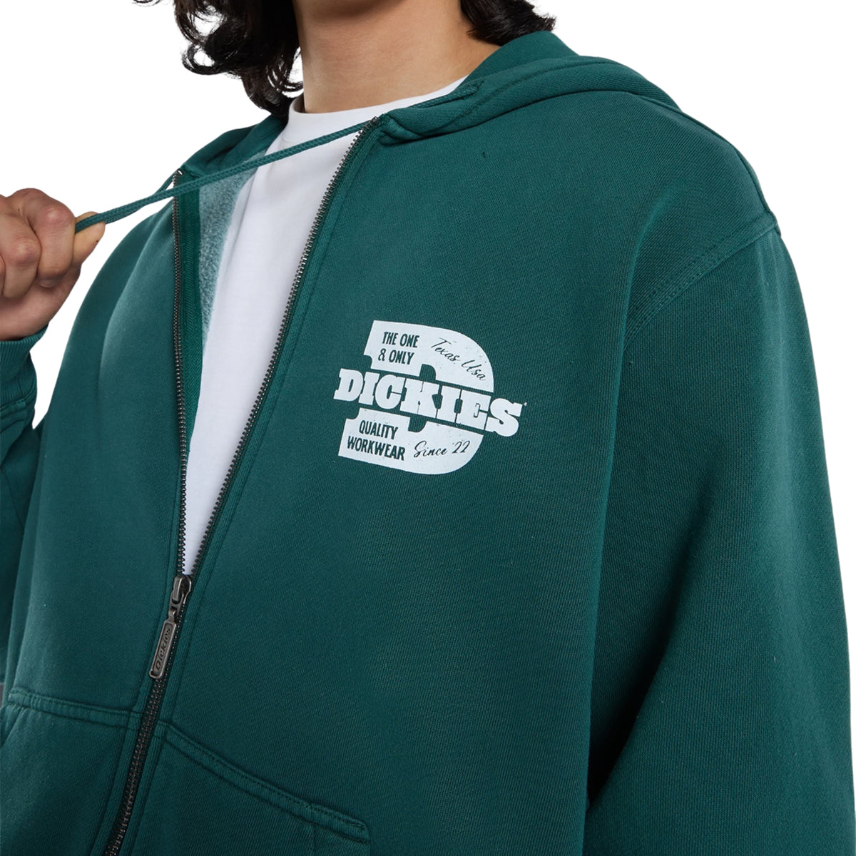Sweat Dickies Minden em Verde Escuro, close-up do grafismo branco em forma de D no peito esquerdo, com lettering Dickies, fecho de correr aberto e cordão do carapuço.