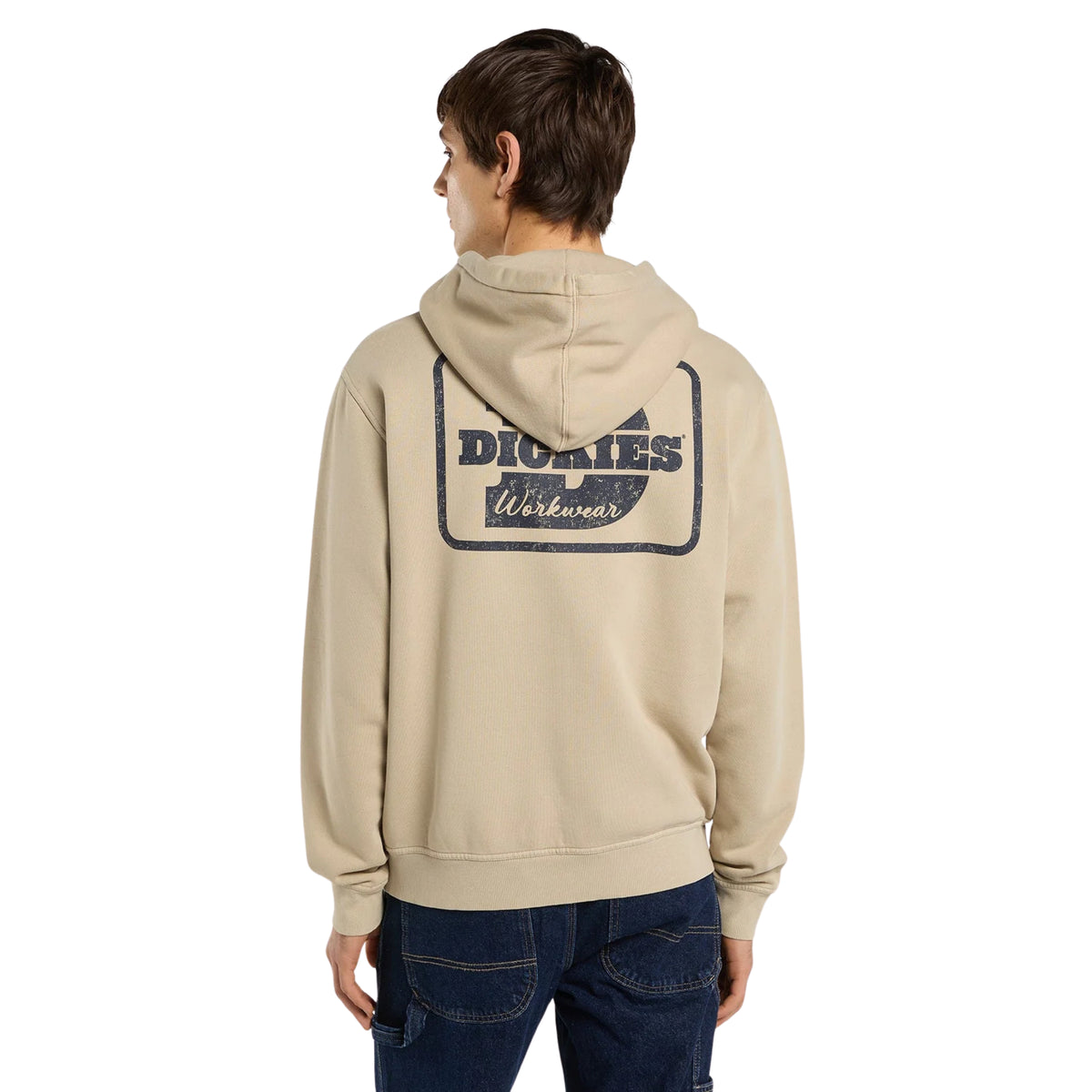 Sweat Dickies Minden Desert Sand vestida por modelo de costas, com capuz e grande grafismo Dickies Workwear.