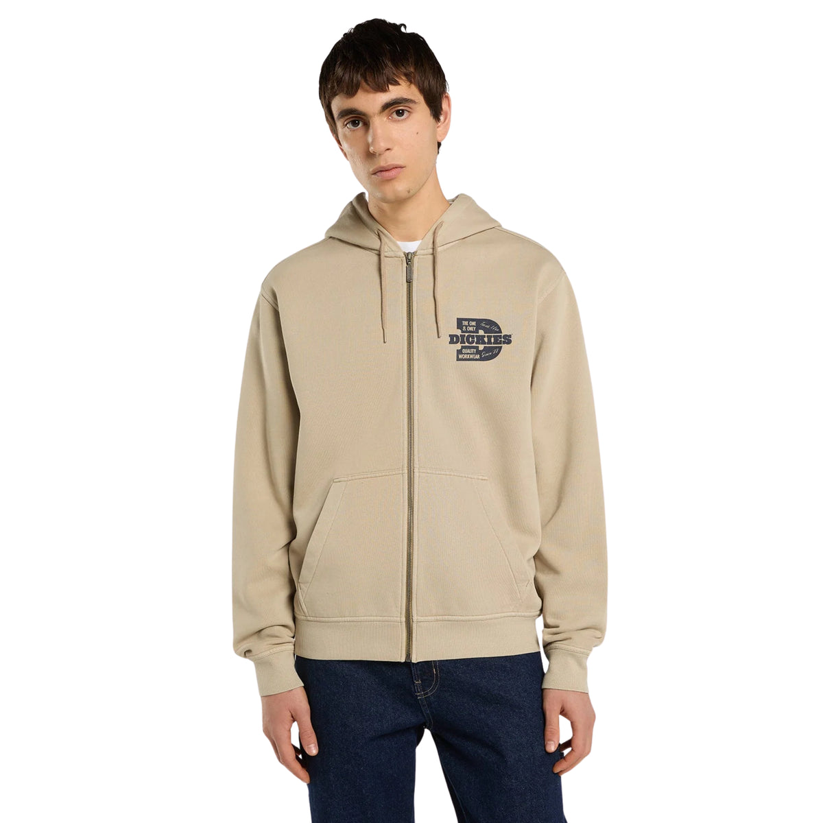 Sweat com capuz Dickies Minden Desert Sand vestida por modelo de frente, com fecho completo e estampado no peito esquerdo.