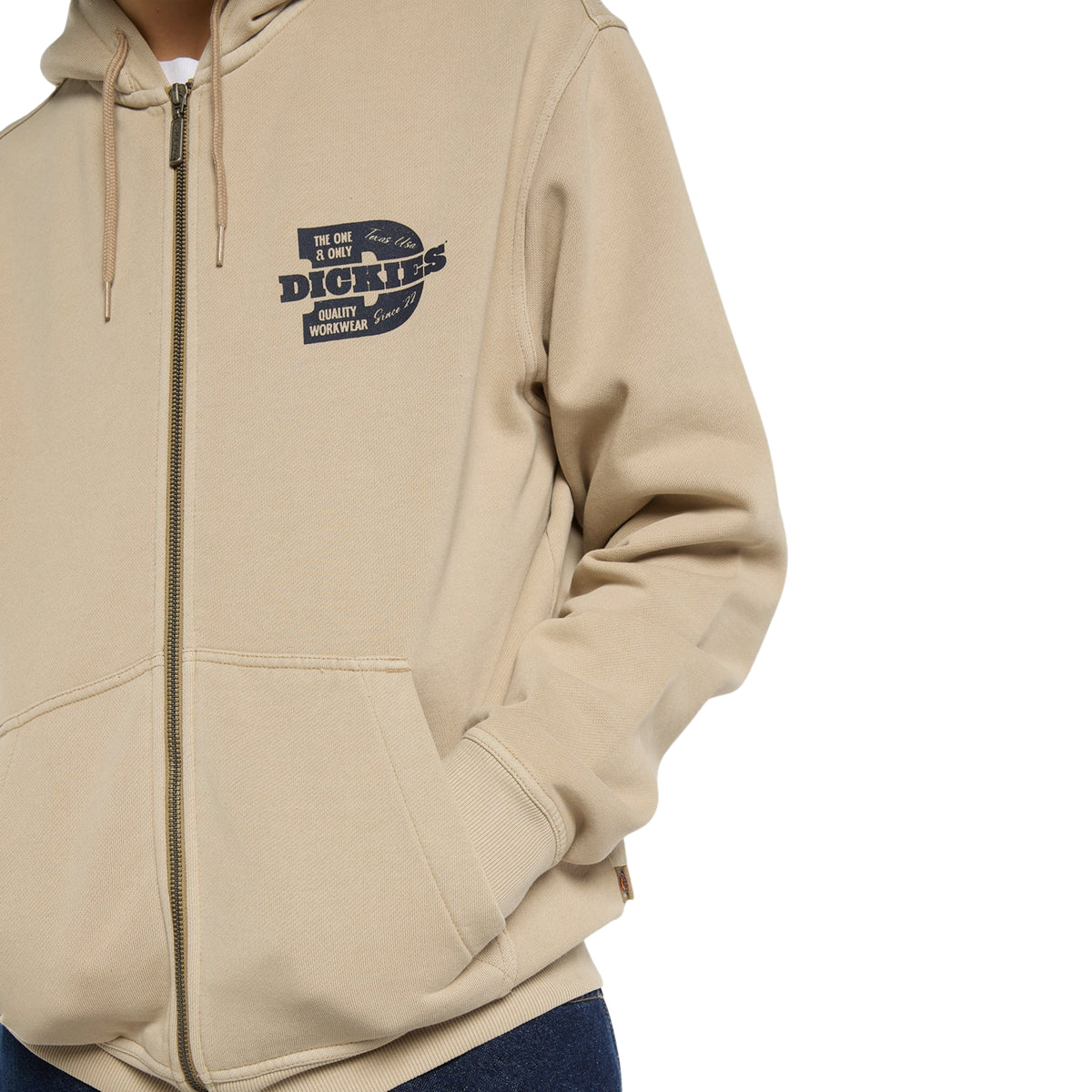 Pormenor do estampado no peito, fecho de correr e bolso frontal da sweat Dickies Minden Desert Sand.