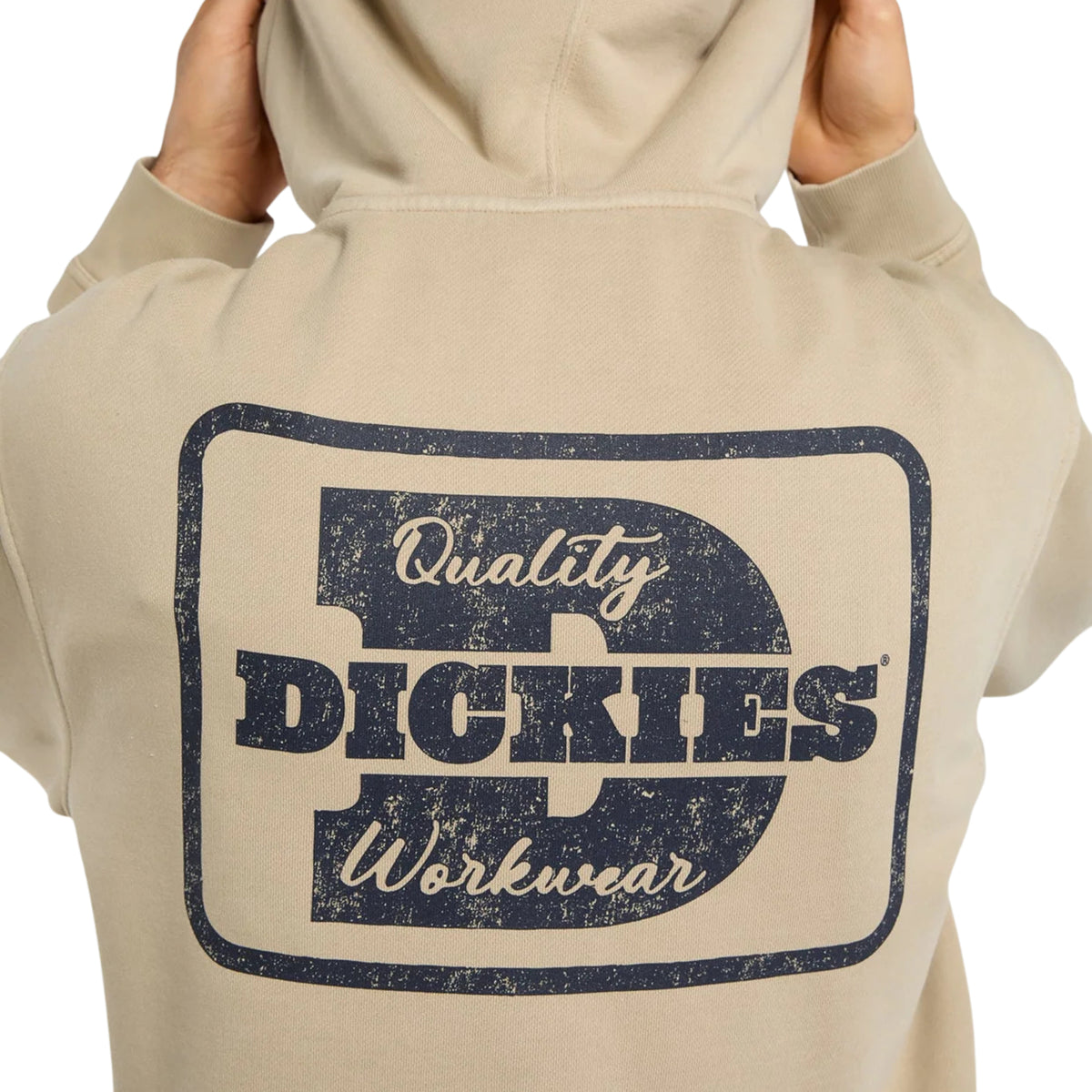 Pormenor do grafismo de efeito desgastado «Quality Dickies Workwear» nas costas da sweat Minden Desert Sand.