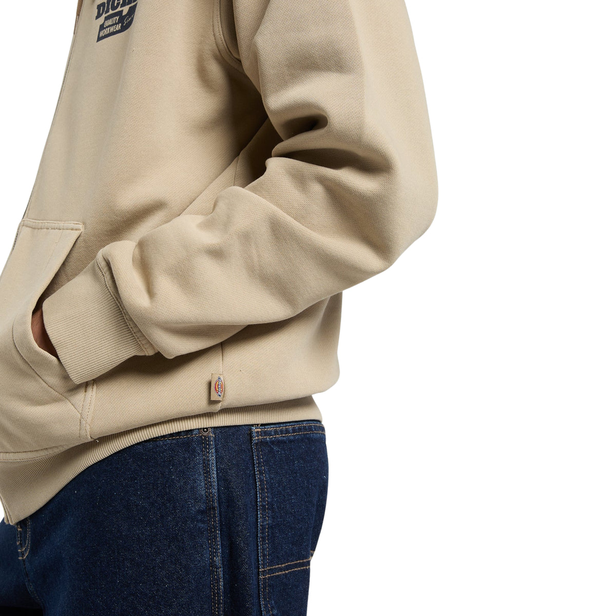 Pormenor do bolso, punho canelado e etiqueta Dickies na costura lateral da sweat Minden Desert Sand.