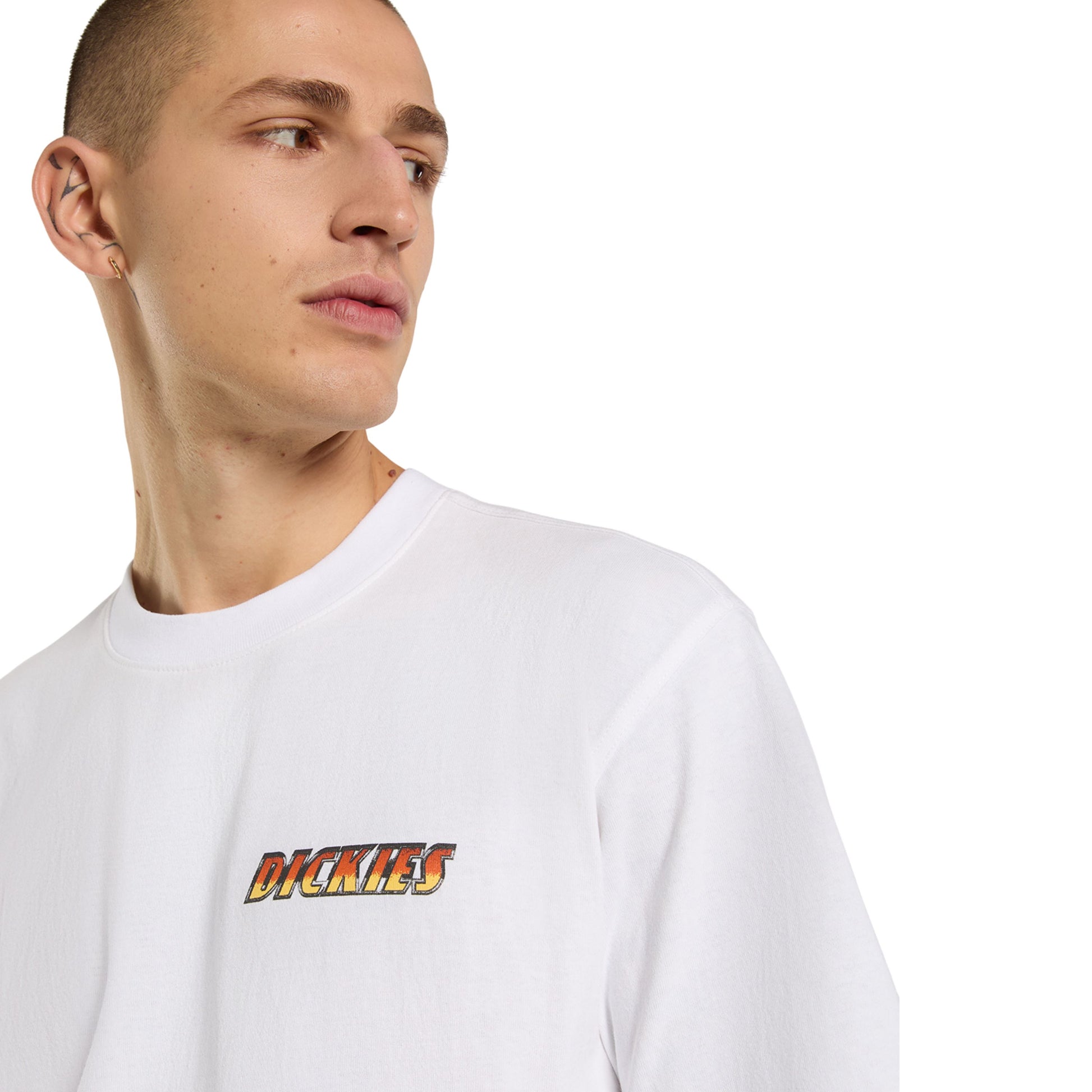 T-Shirt de manga curta para homem Dickies Nashport Pit Crew em Branco. Foto de detalhe da parte da frente, vestida.