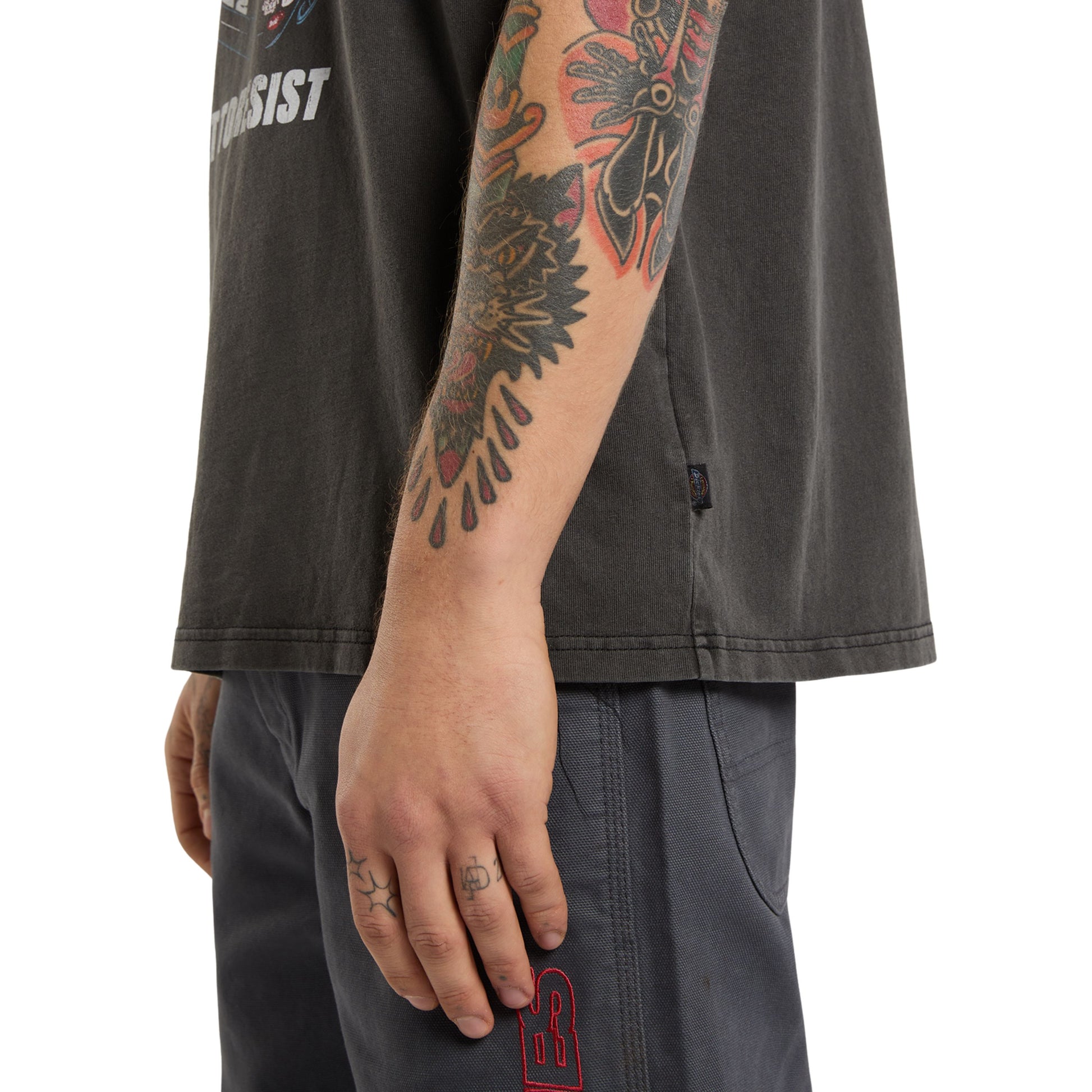 T-Shirt de manga curta para homem Dickies Nashport em Preto. Foto de detalhe da lateral, vestida.
