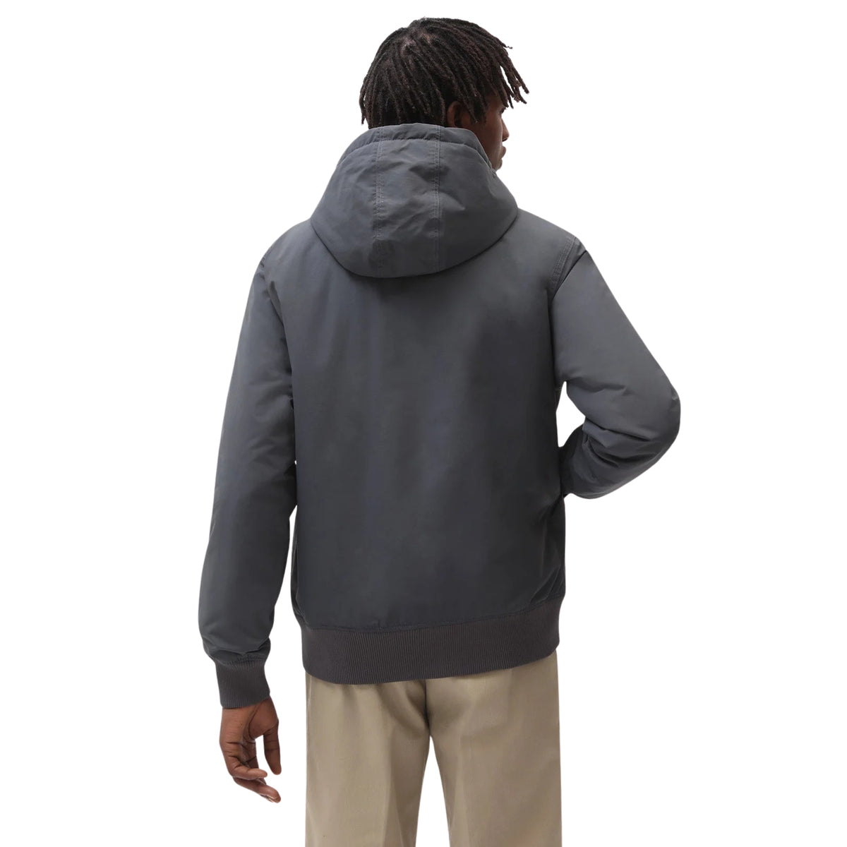 Casaco Dickies New Sarpy em Charcoal visto de costas em modelo, com capuz pousado, parte traseira lisa e bainha canelada.