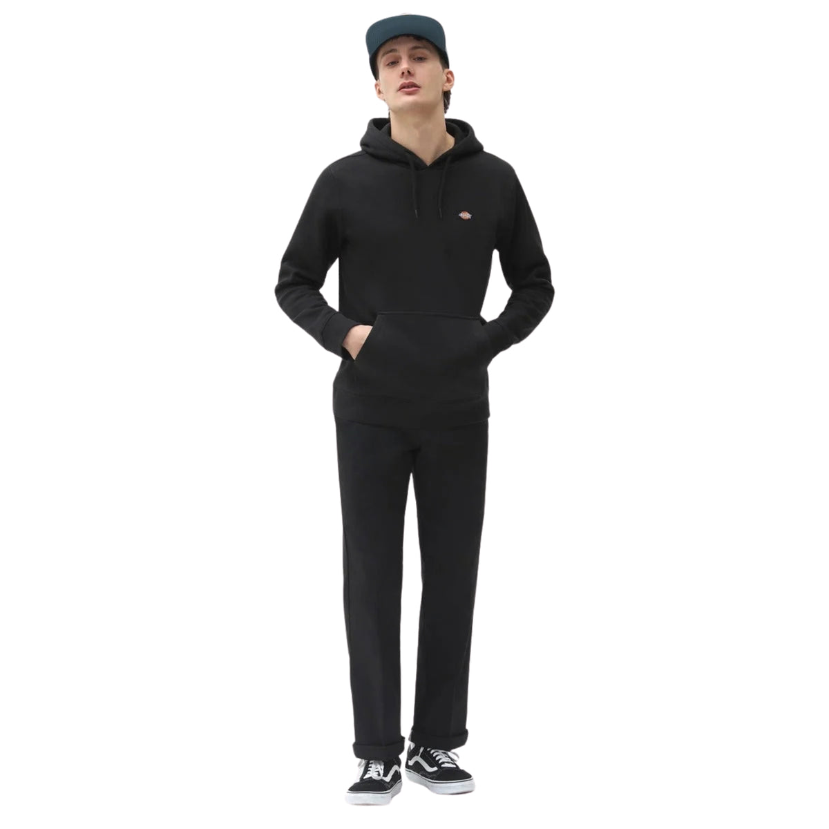 Sweat com carapuço Dickies Oakport em Preto — modelo de corpo inteiro de frente, com calças Dickies a condizer e ténis Vans Old Skool.
