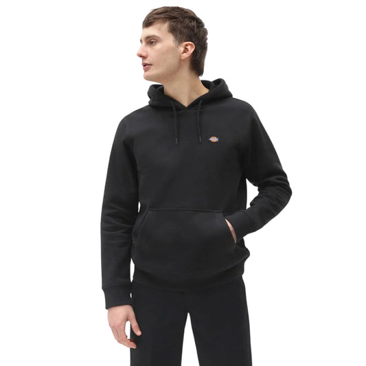 Sweat com carapuço Dickies Oakport em Preto — modelo de frente em plano médio com patch bordada Dickies no peito esquerdo e mão no bolso canguru.