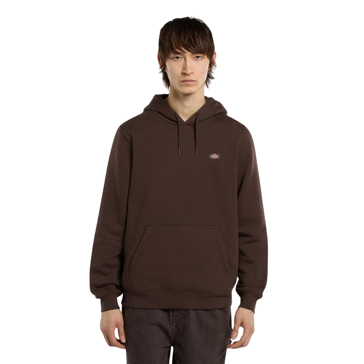 Sweat com carapuço Dickies Oakport Chocolate Brown — modelo de frente, patch bordada no peito.

