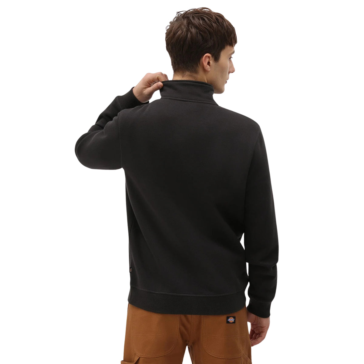 Sweat Dickies Oakport preta em modelo de costas, com a mão na gola alta, mostrando a parte traseira lisa e a bainha canelada.