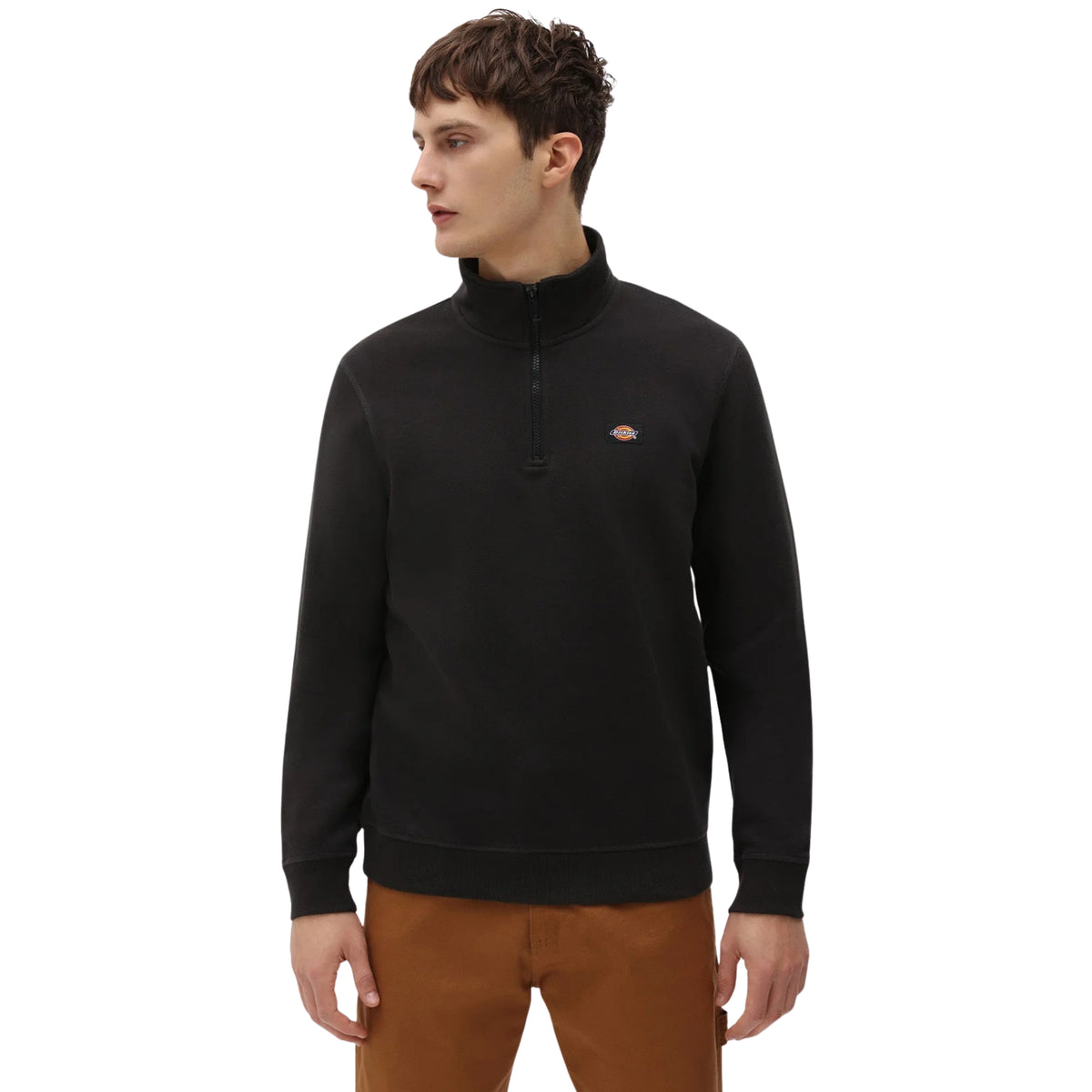 Sweat Dickies Oakport preta com meio fecho em modelo de frente, com gola alta fechada, etiqueta no peito e punhos e bainha canelados.