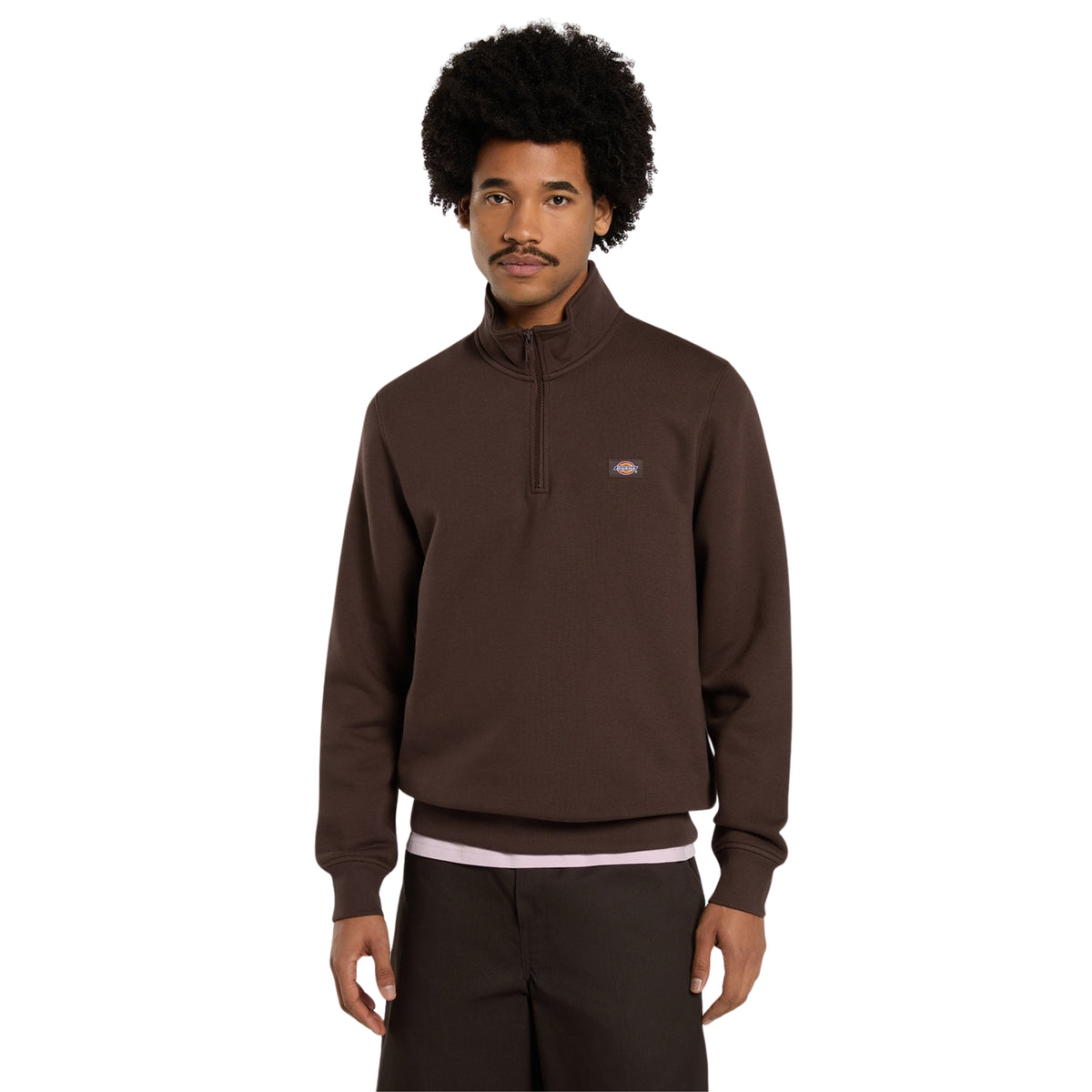 Sweat Dickies Oakport Quarter Zip em Chocolate Brown, vista frontal em plano médio no modelo, com gola alta, meio fecho fechado e etiqueta Dickies no peito esquerdo.
