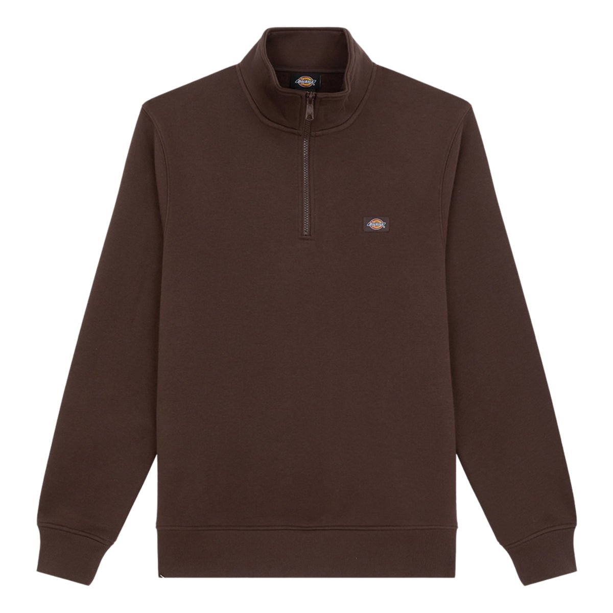 Sweat Dickies Oakport Quarter Zip em Chocolate Brown, peça disposta de frente sobre fundo branco, com gola alta, meio fecho, etiqueta no peito esquerdo e punhos e bainha canelados.
