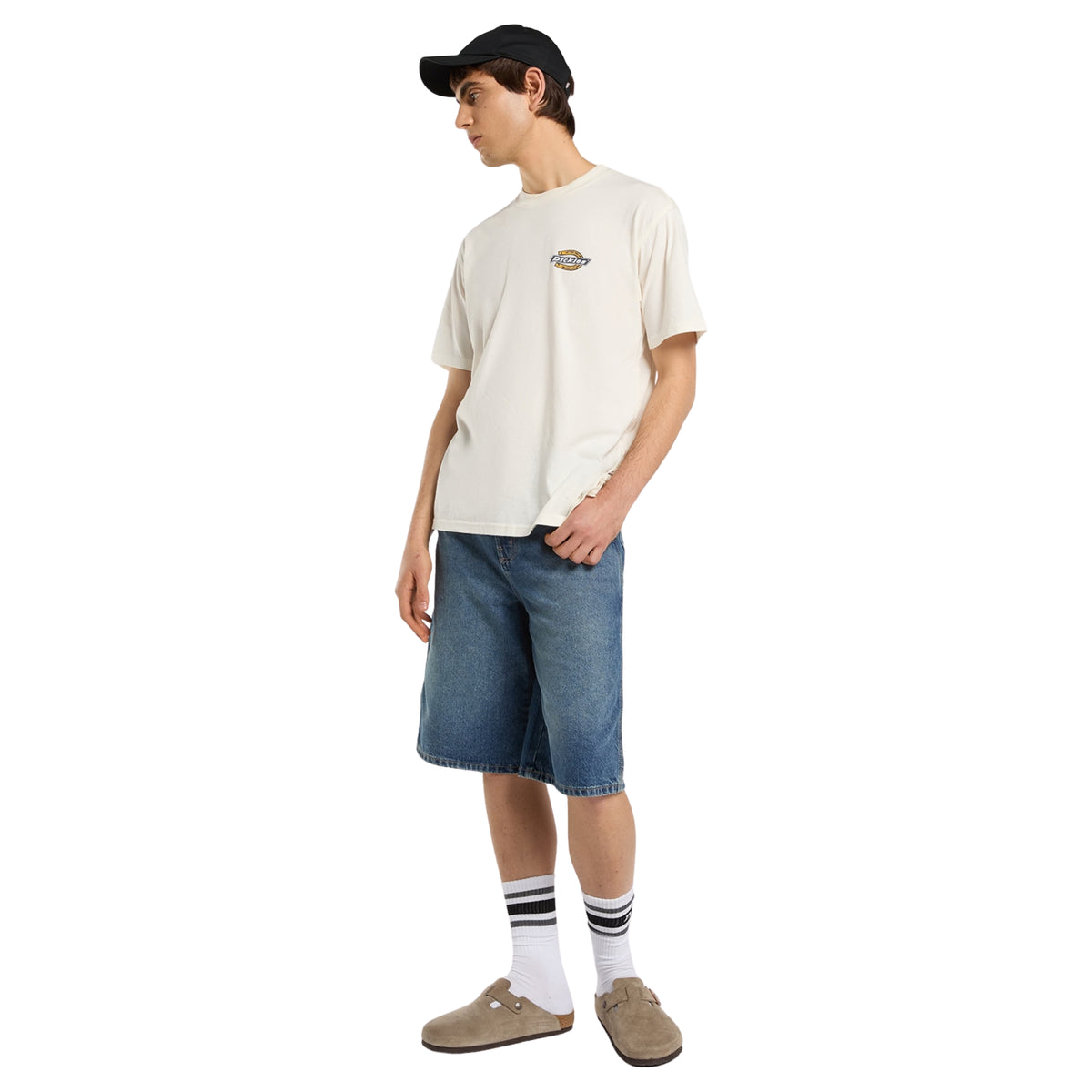 T-shirt de manga curta Dickies Paradise em Egret, vista frontal de corpo inteiro no modelo, combinada com calções de ganga azuis, boné preto e meias brancas com riscas.